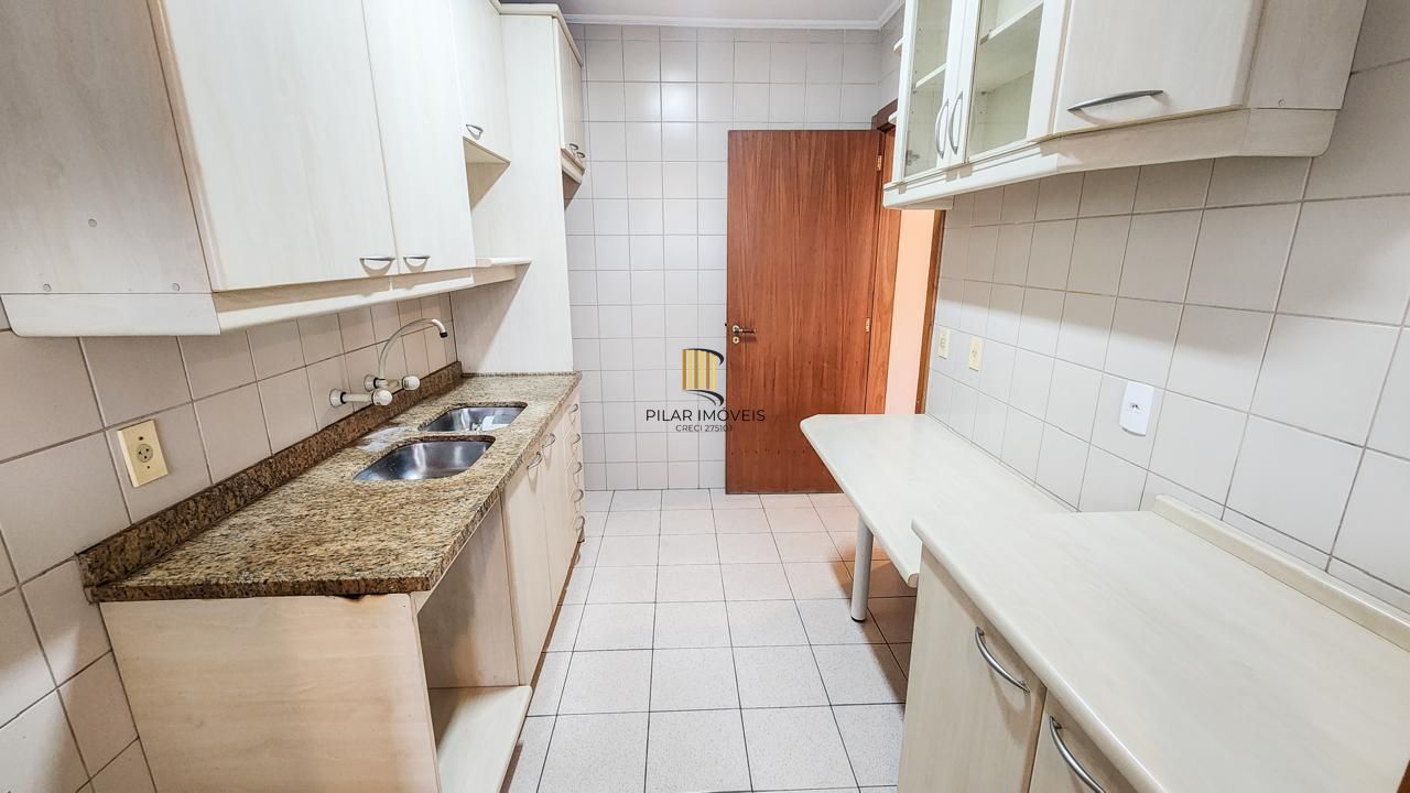 Apartamento semi-mobiliado à venda no Petrópolis
