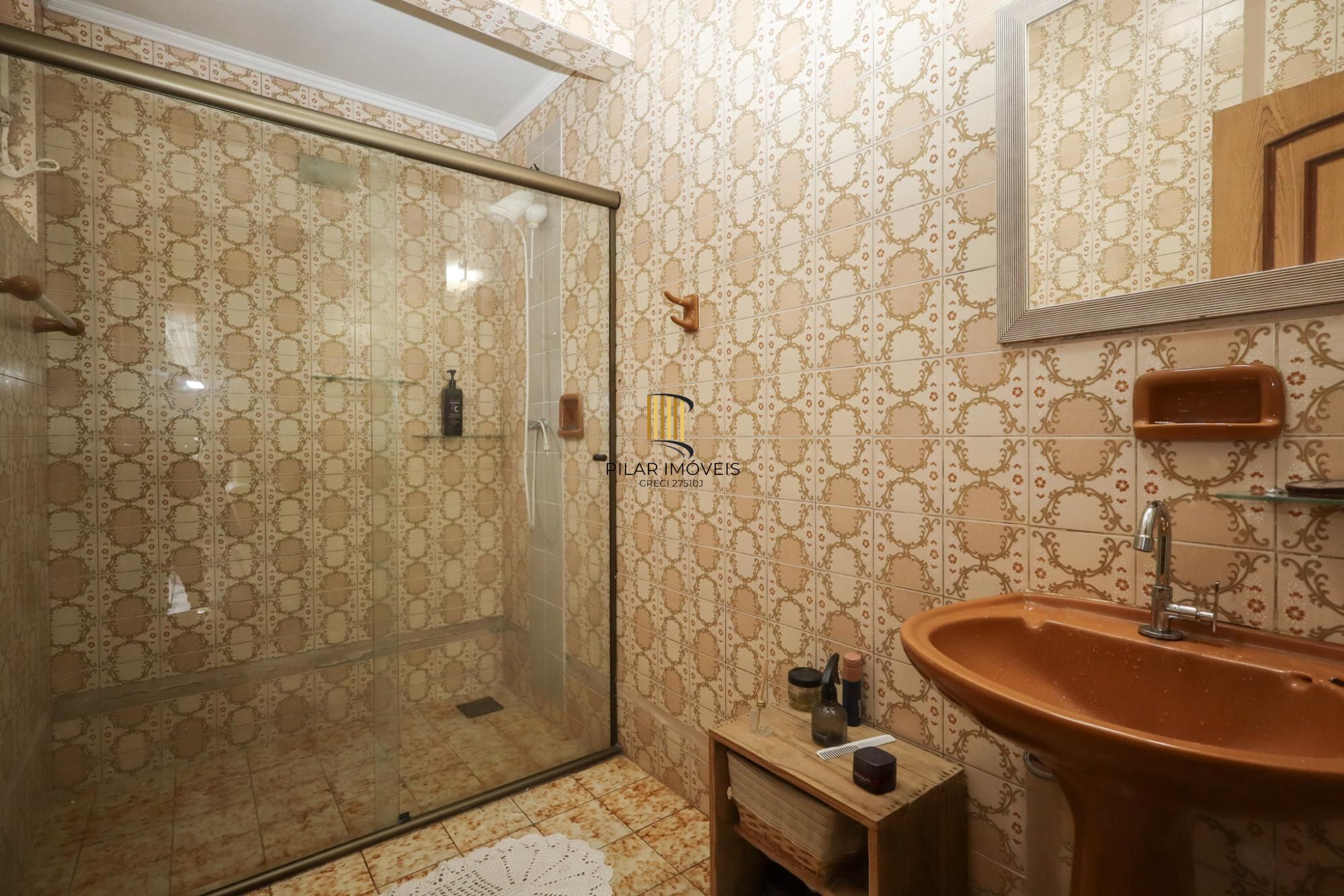 Casa semimobiliada com 188 m² de área privativa com 3 dormitórios sendo 1 suíte e 4 vagas de garagem.