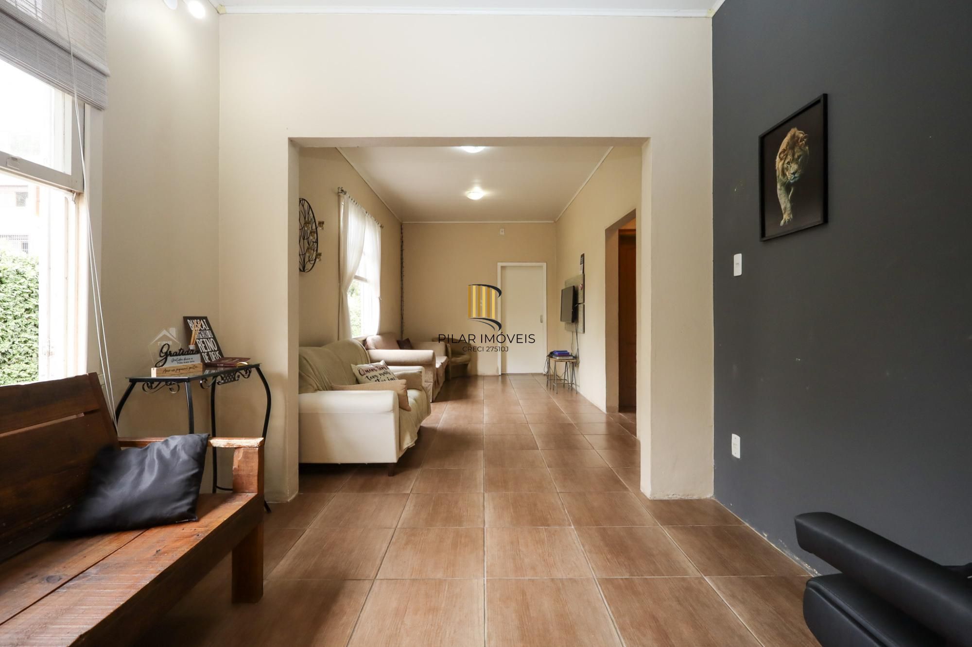 Casa semimobiliada com 188 m² de área privativa com 3 dormitórios sendo 1 suíte e 4 vagas de garagem. - Pilar Imóveis
