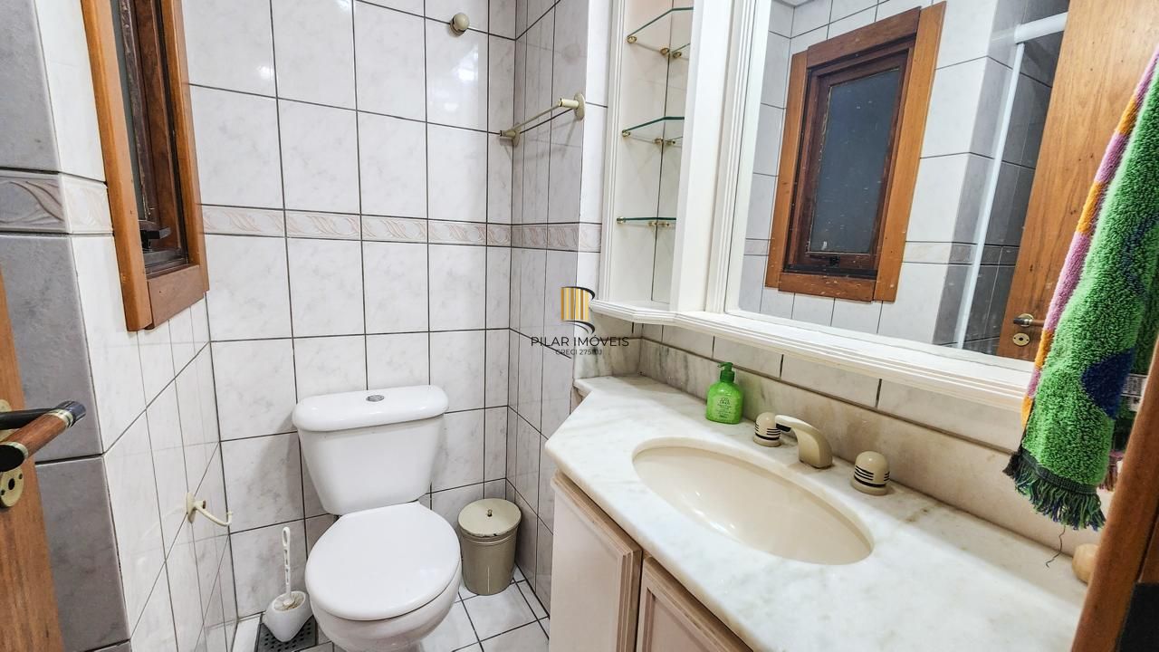 Apartamento semi-mobiliado à venda no Petrópolis