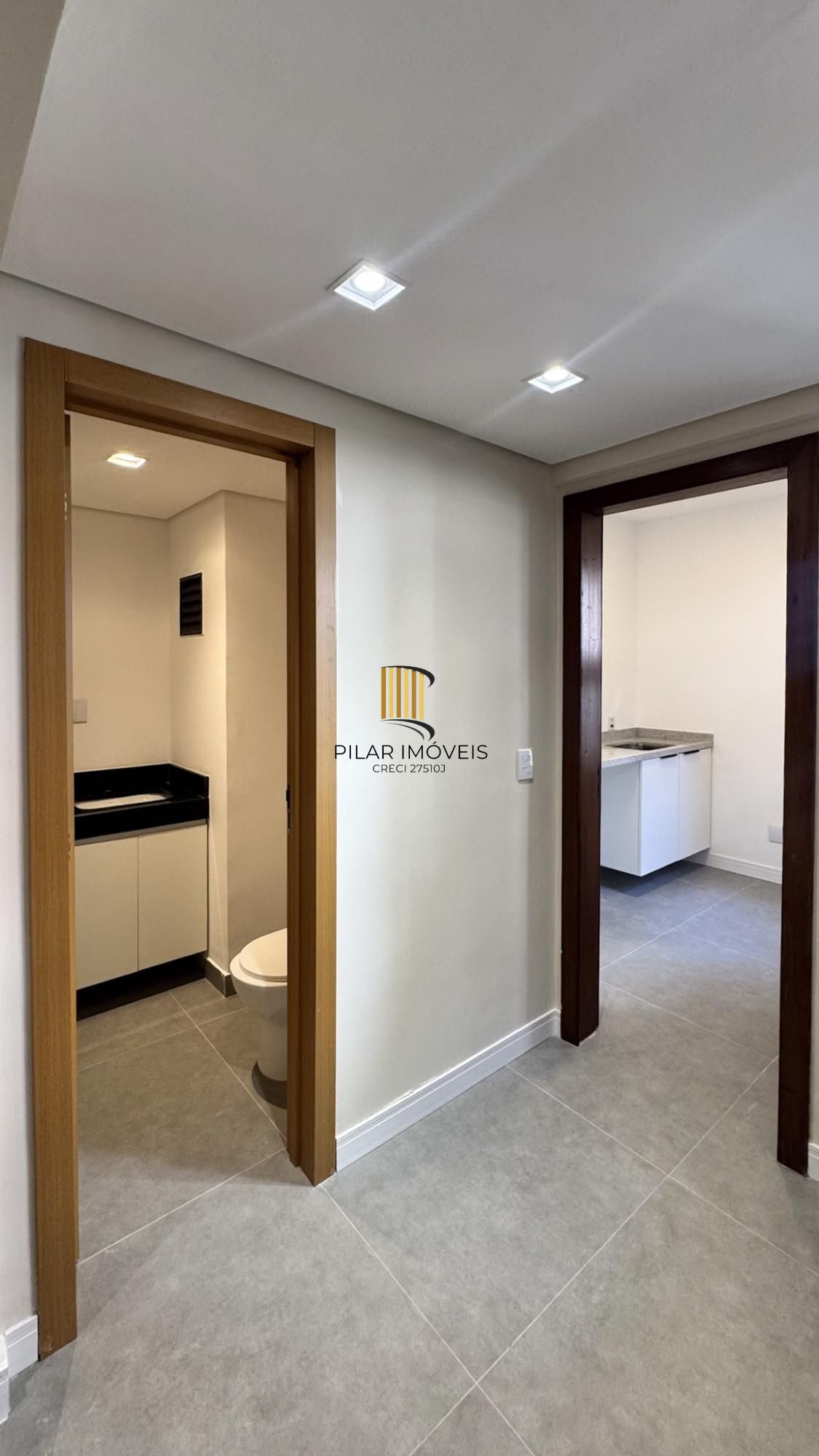 Cobertura com 198 m² de área privativa com 2 suítes e 2 vagas de garagens cobertas no bairro Mont Serrat