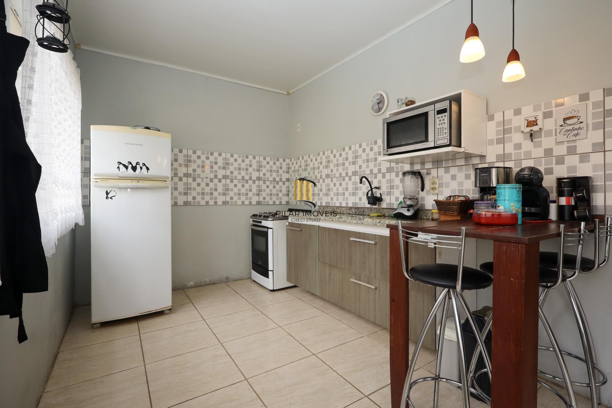 Casa semimobiliada com 188 m² de área privativa com 3 dormitórios sendo 1 suíte e 4 vagas de garagem.