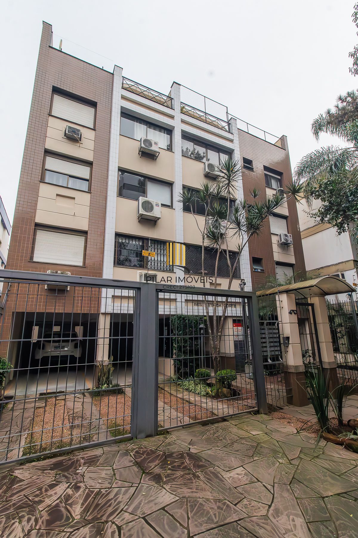 Apartamento mobiliado à venda no bairro Petrópolis