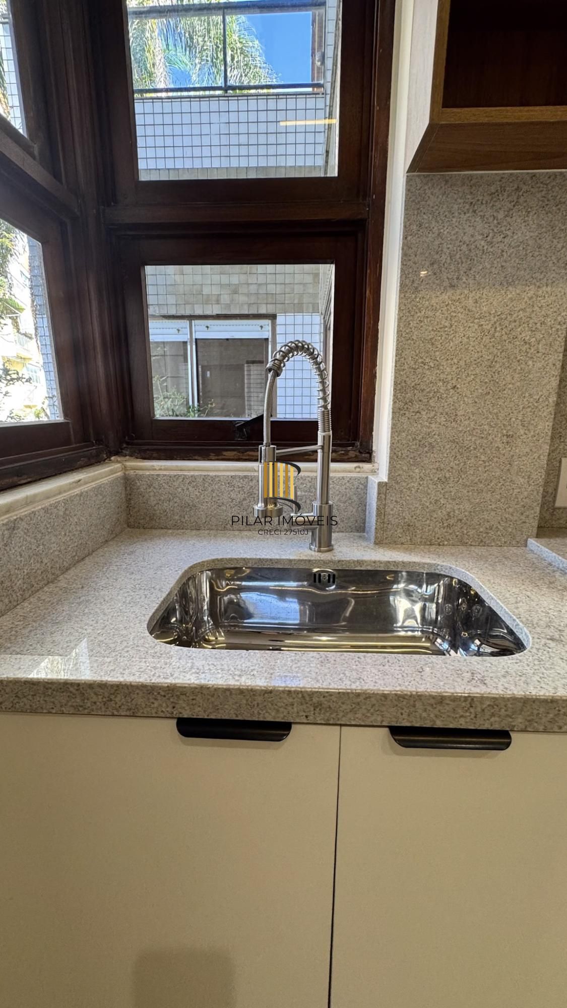 Cobertura com 198 m² de área privativa com 2 suítes e 2 vagas de garagens cobertas no bairro Mont Serrat