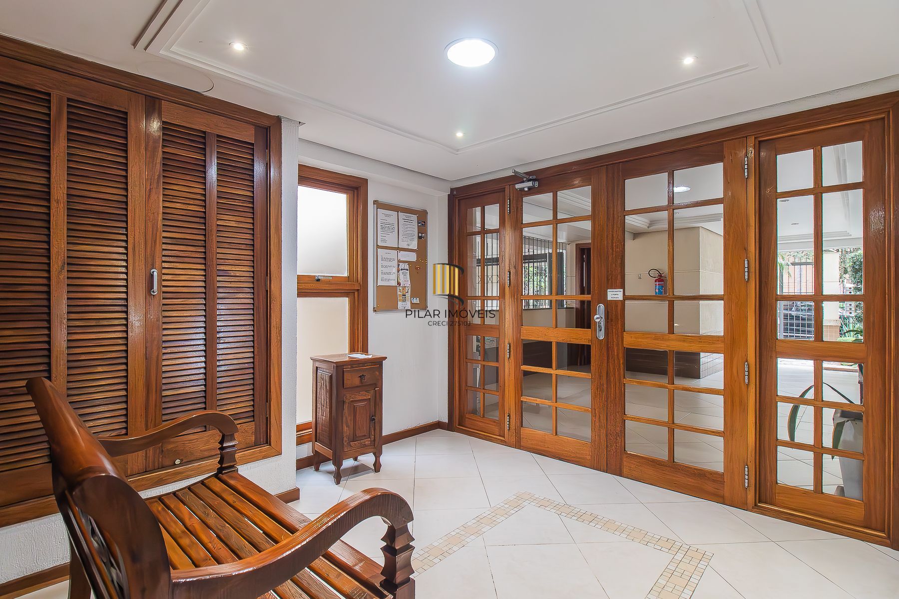 Apartamento mobiliado à venda no bairro Petrópolis