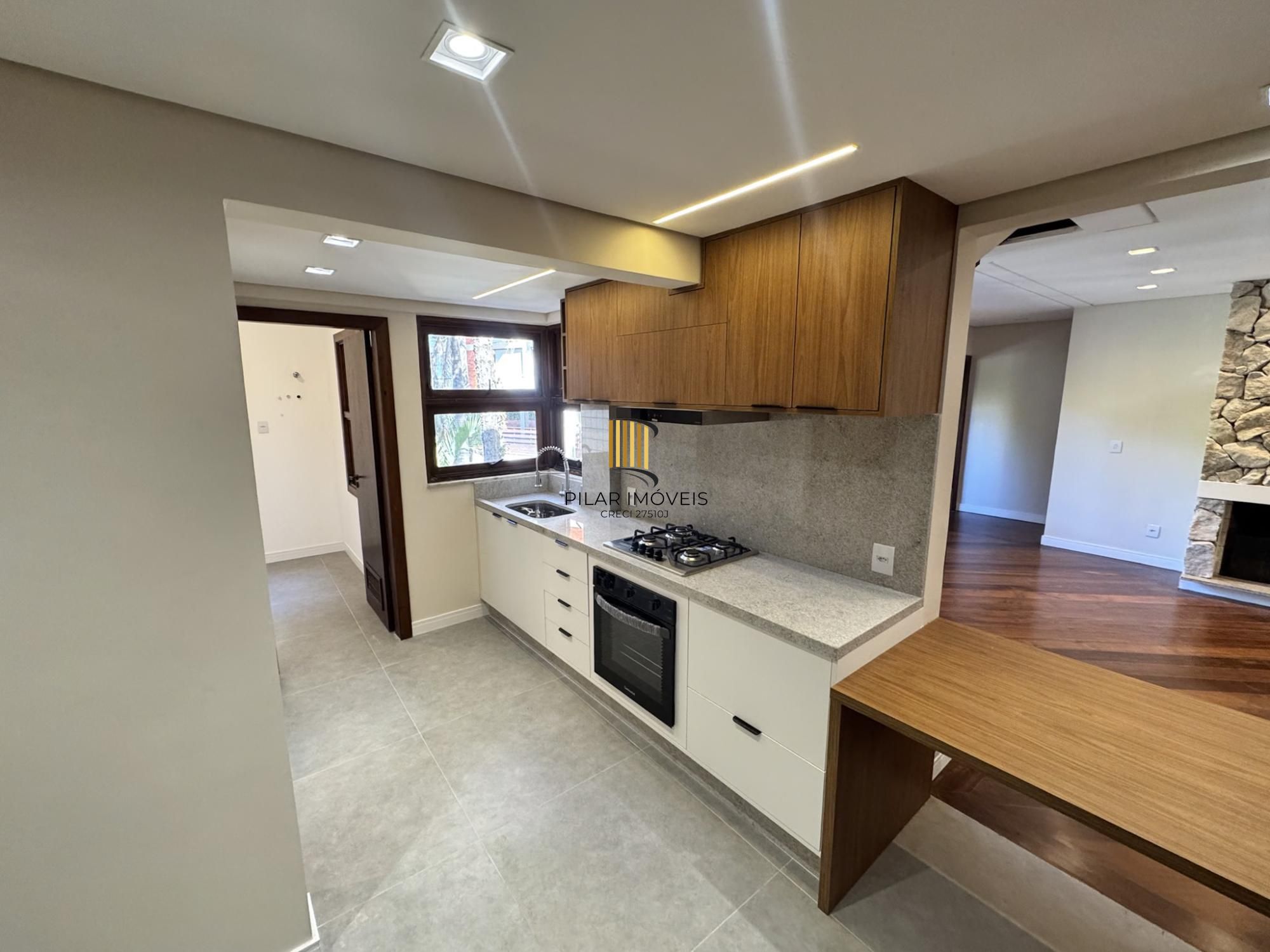 Cobertura com 198 m² de área privativa com 2 suítes e 2 vagas de garagens cobertas no bairro Mont Serrat