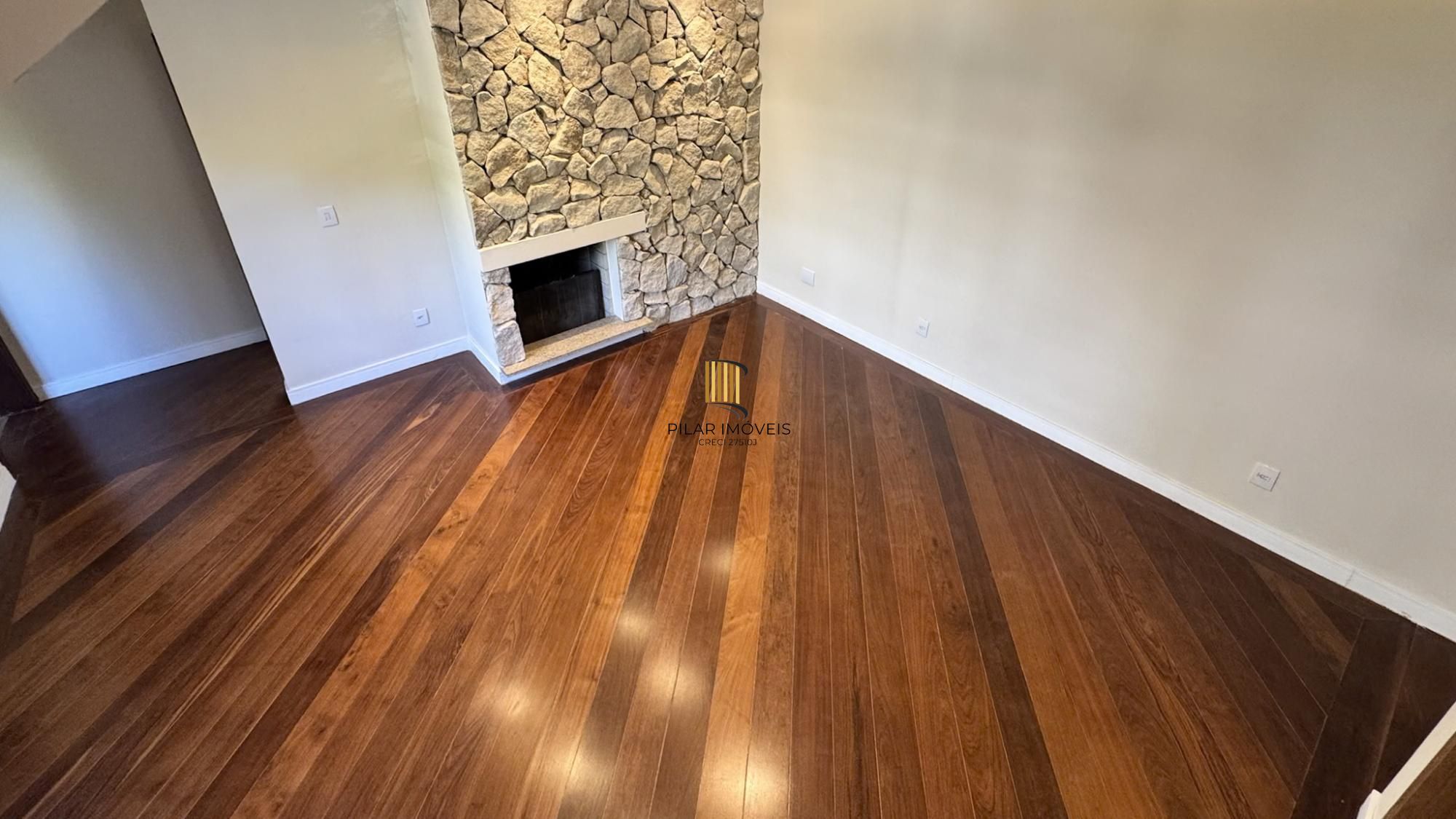 Cobertura com 198 m² de área privativa com 2 suítes e 2 vagas de garagens cobertas no bairro Mont Serrat