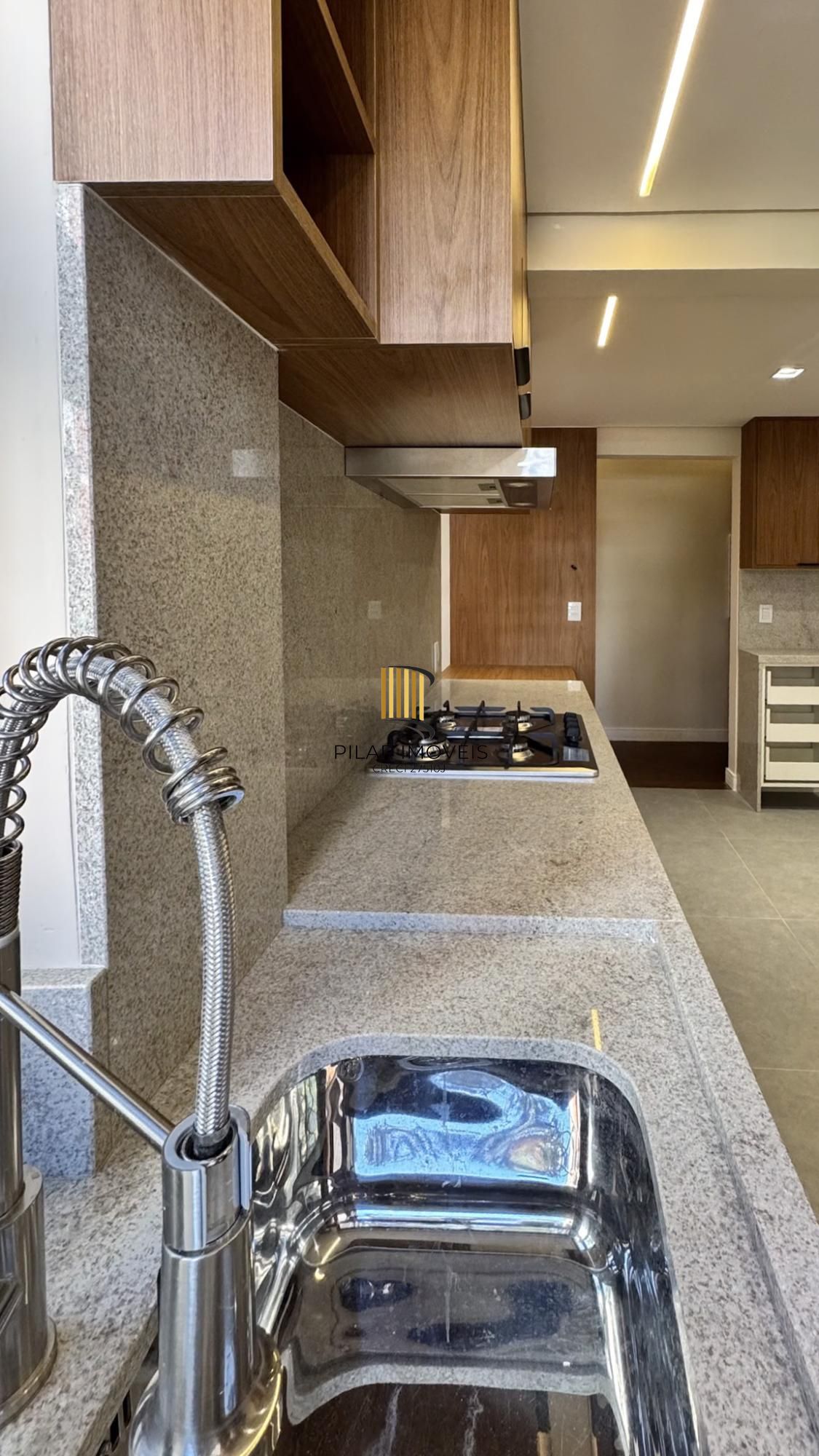 Cobertura com 198 m² de área privativa com 2 suítes e 2 vagas de garagens cobertas no bairro Mont Serrat