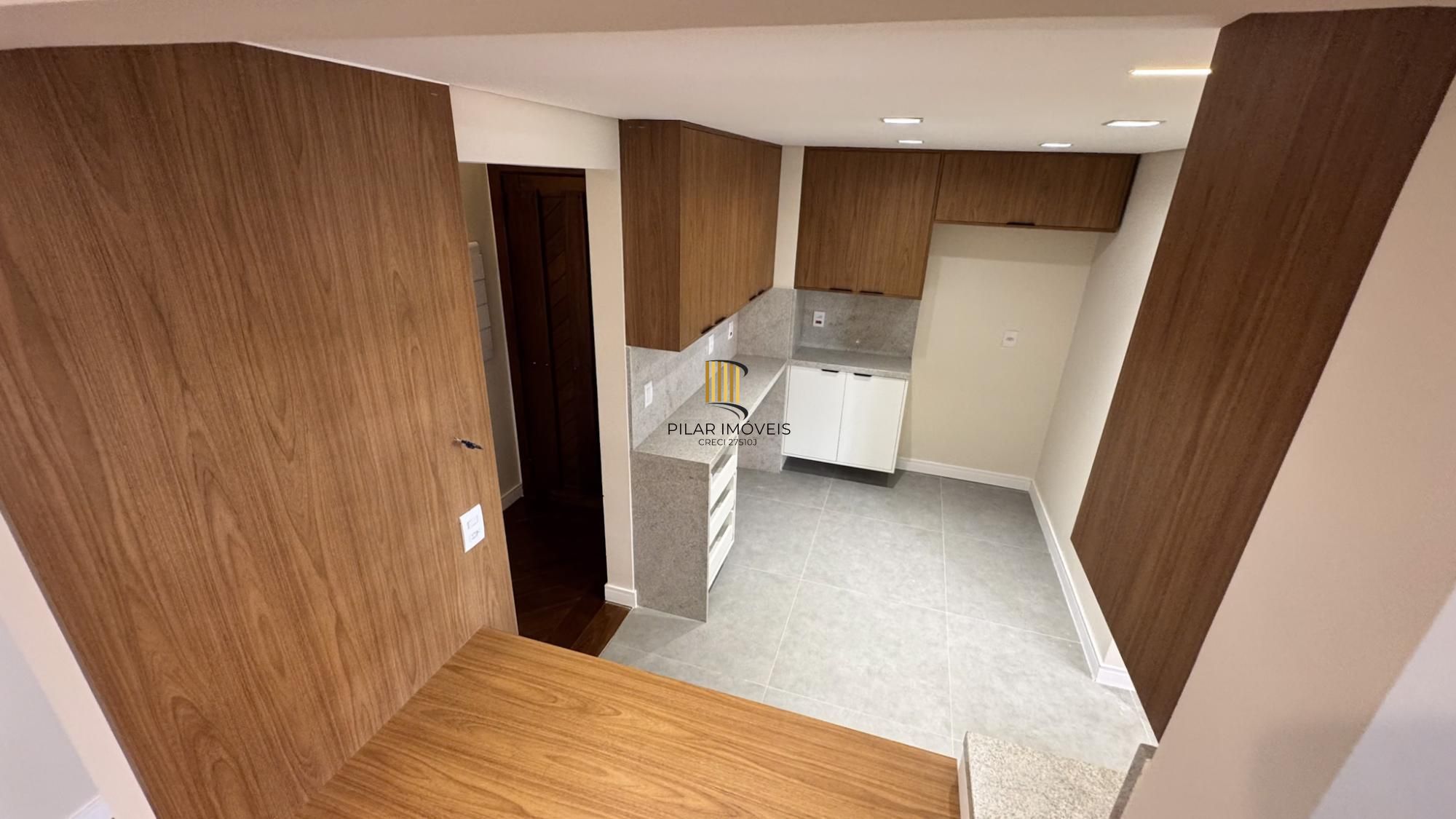 Cobertura com 198 m² de área privativa com 2 suítes e 2 vagas de garagens cobertas no bairro Mont Serrat