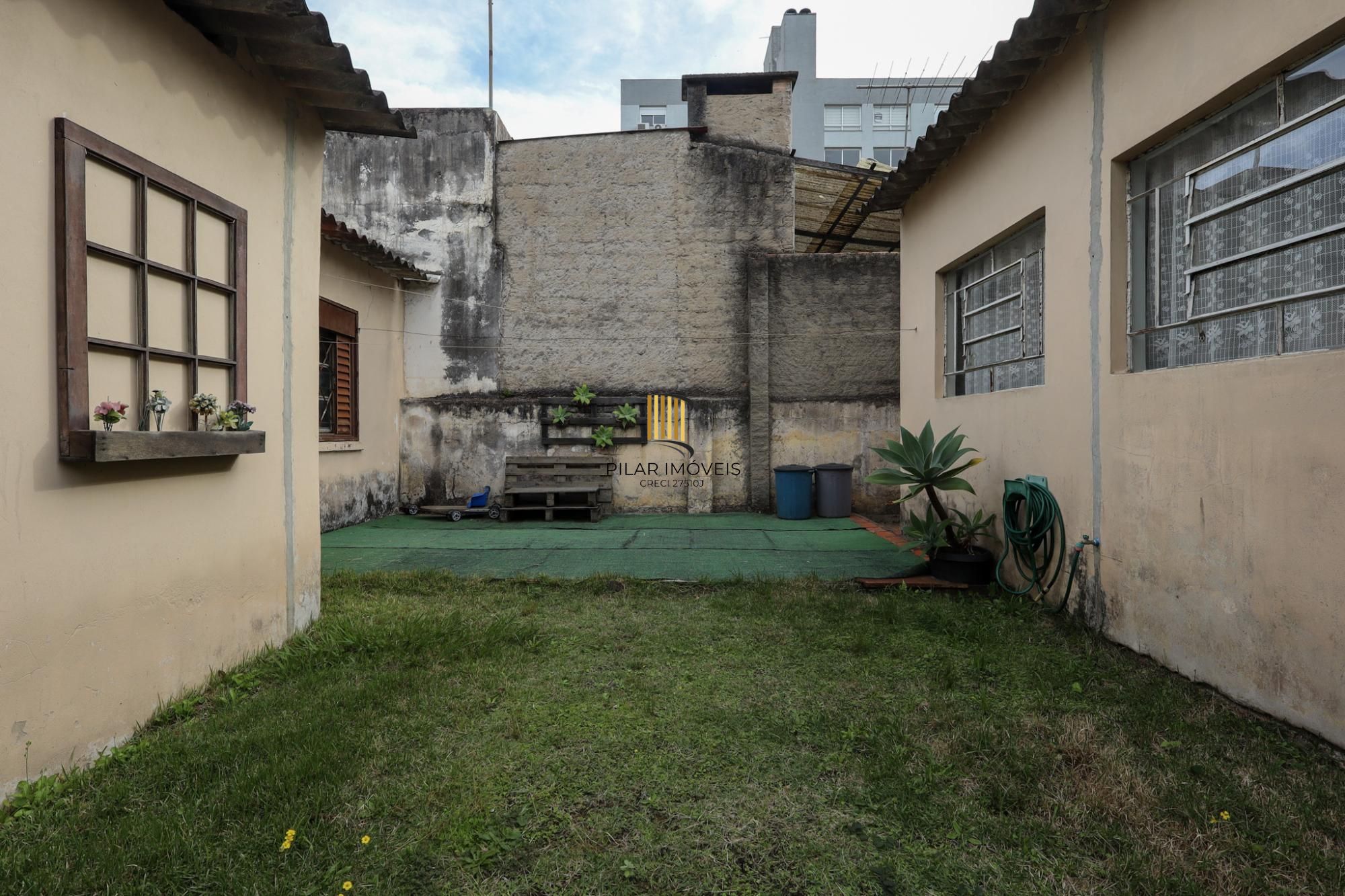 Casa semimobiliada com 188 m² de área privativa com 3 dormitórios sendo 1 suíte e 4 vagas de garagem.