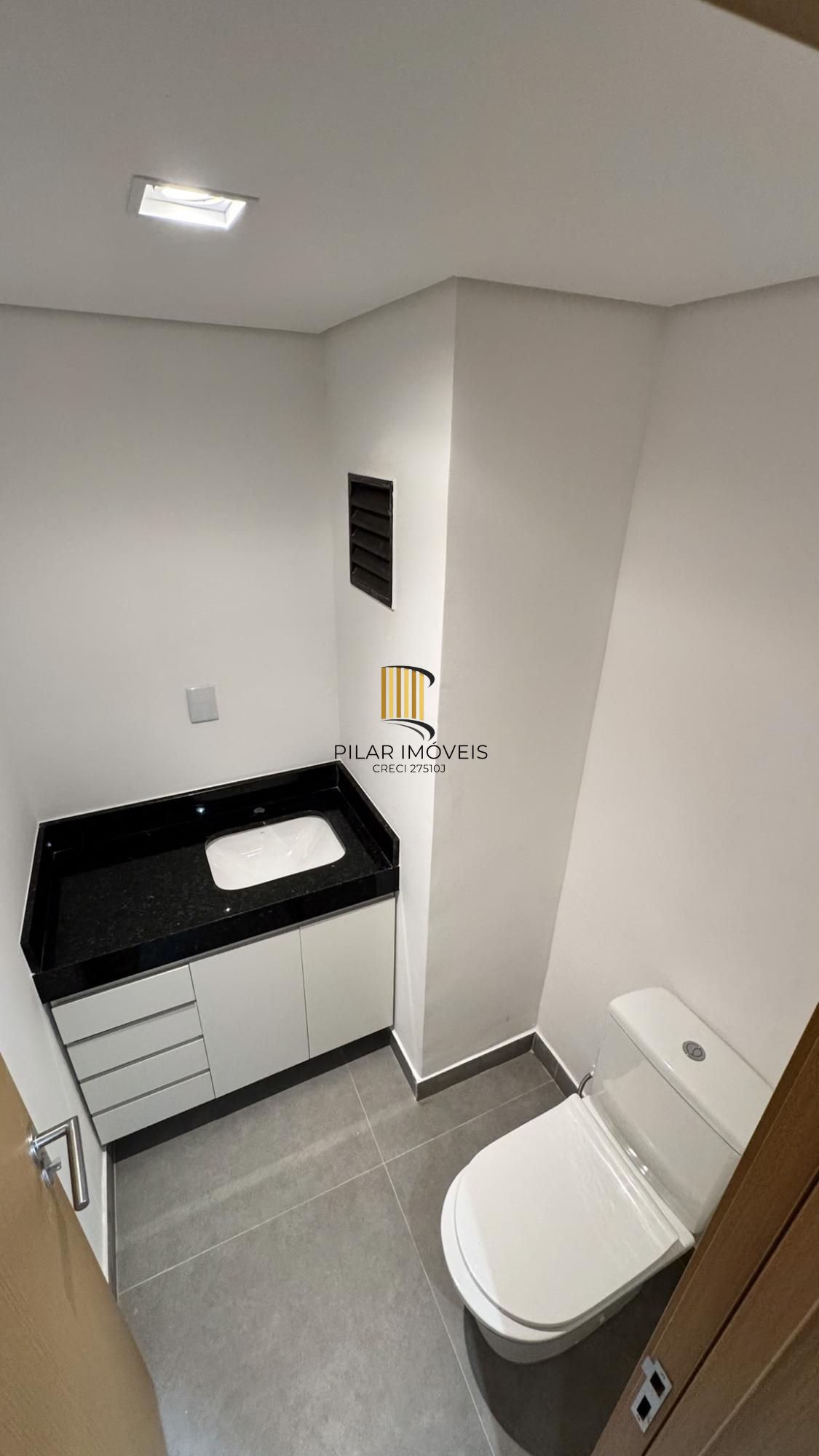 Cobertura com 198 m² de área privativa com 2 suítes e 2 vagas de garagens cobertas no bairro Mont Serrat