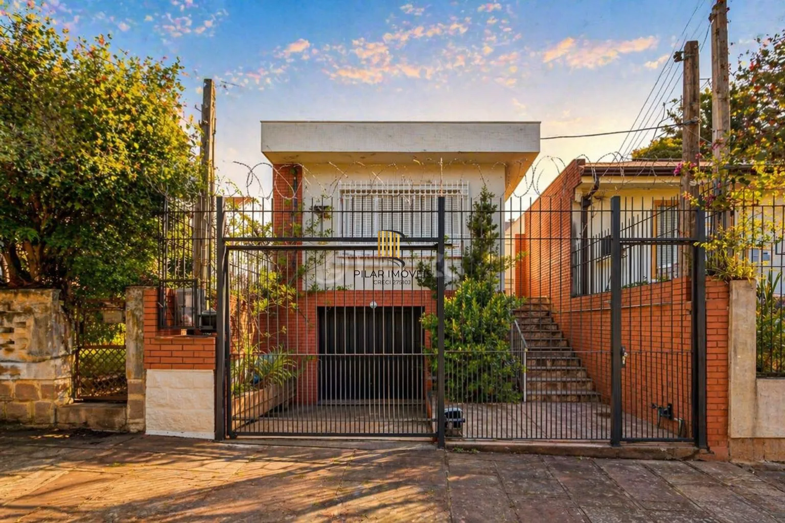 Casa Comercial/Residencial no Petrópolis com Pátio e 2 Vagas - Pilar Imóveis