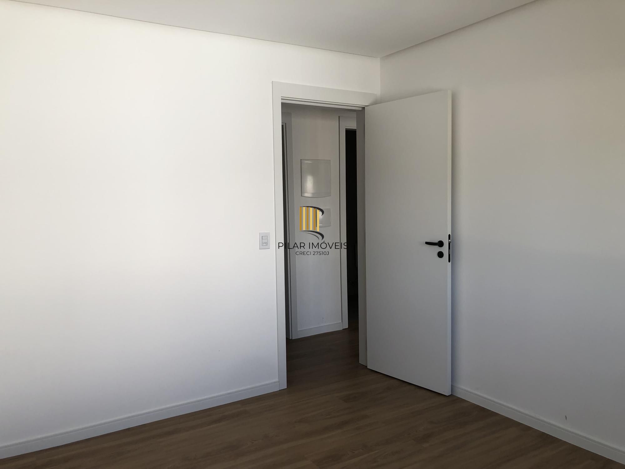 Casa 3 dormitórios no bairro Igara