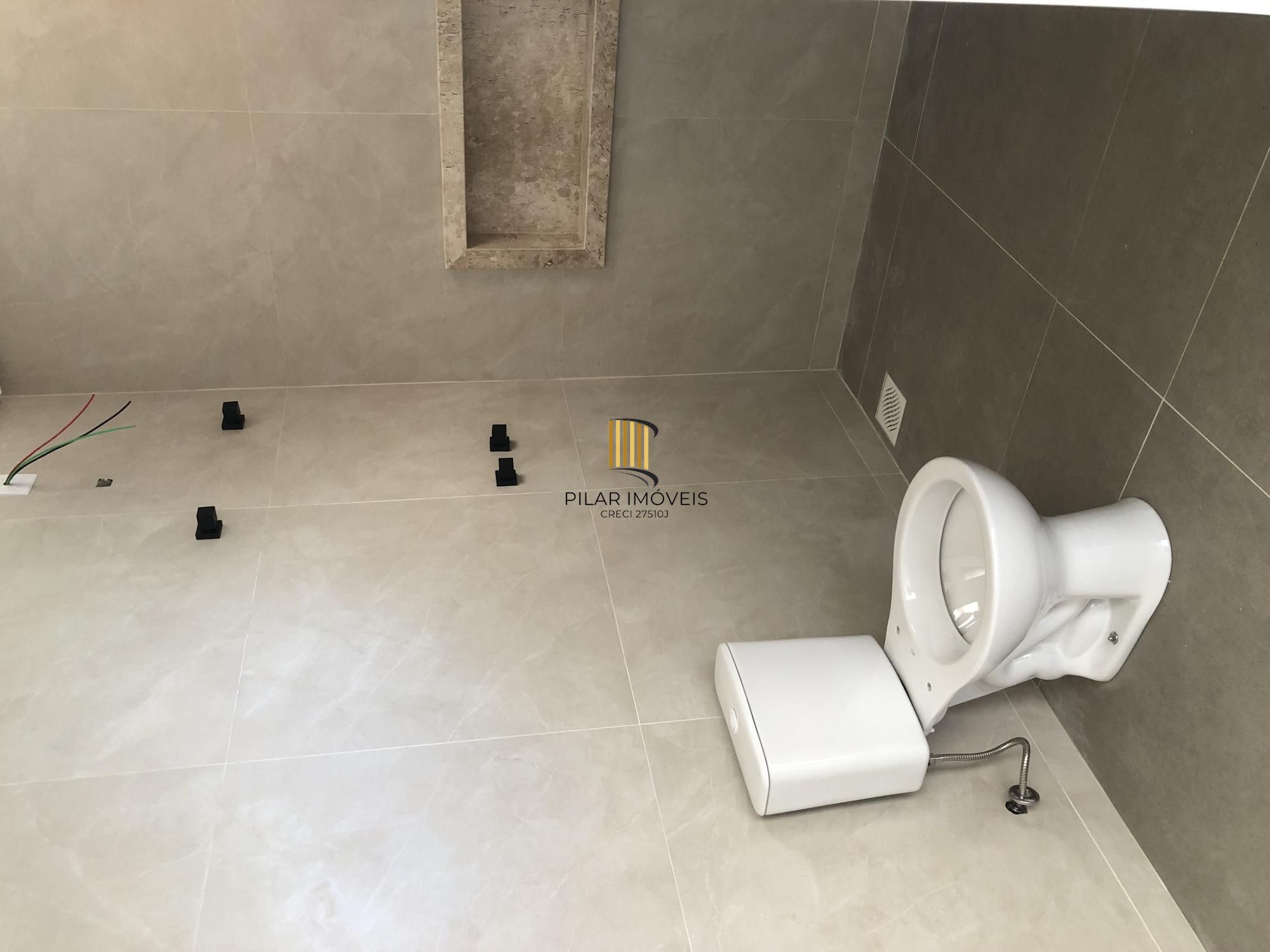 Casa 3 dormitórios no bairro Igara