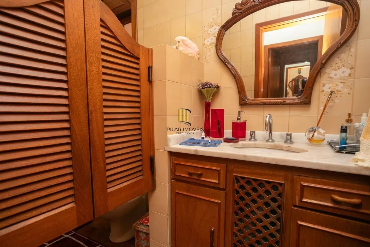 Casa à venda com 280m², 4 quartos e 2 vagas no bairro Auxiliadora
