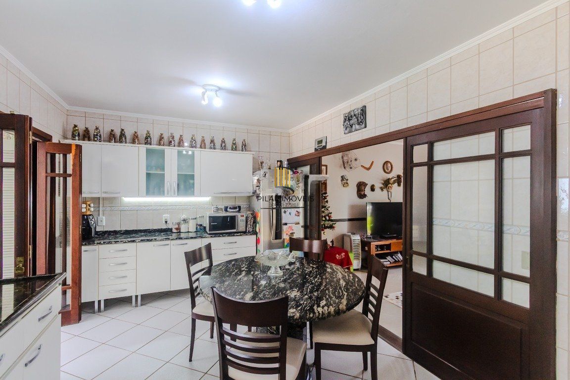 Casa de 4 dormitórios, sendo 1 suíte e 4 vagas de garagem em Canoas.