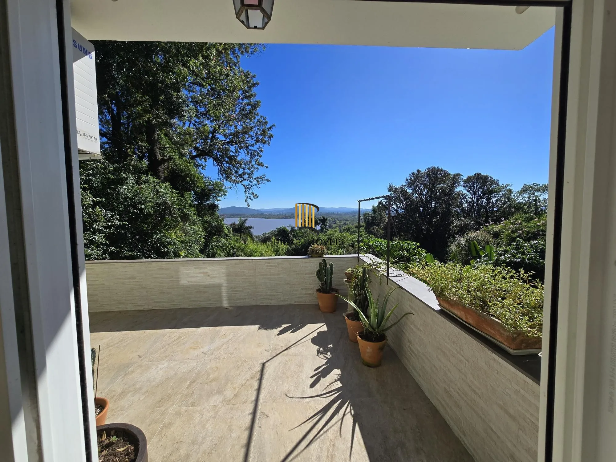 Casa 3 dormitórios, 1 suíte, 4 vagas 210 m² privativos no Belém Novo.