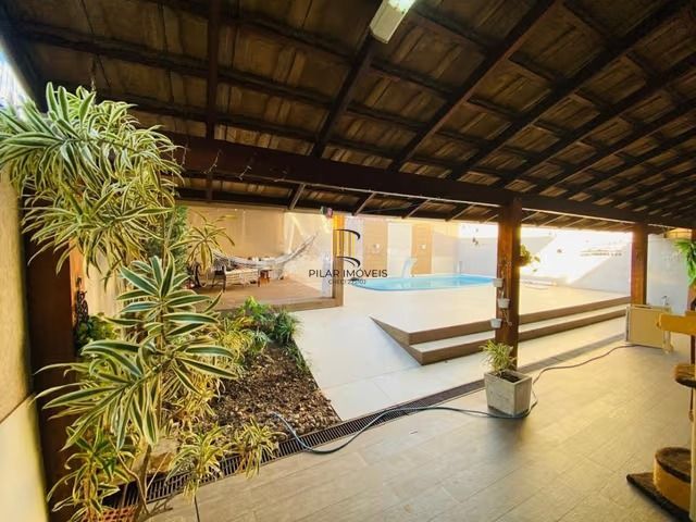 Casa de 3 dormitórios, elevador e 3 vagas de garagem em Canoas.