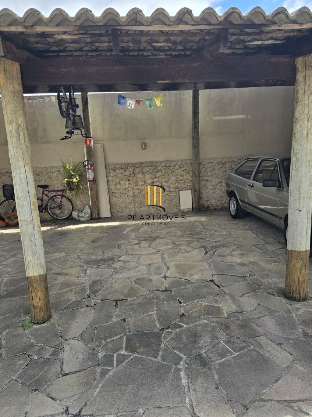 Casa de 3 dormitórios com  uma vaga de garagem no bairro Niterói Canoas.