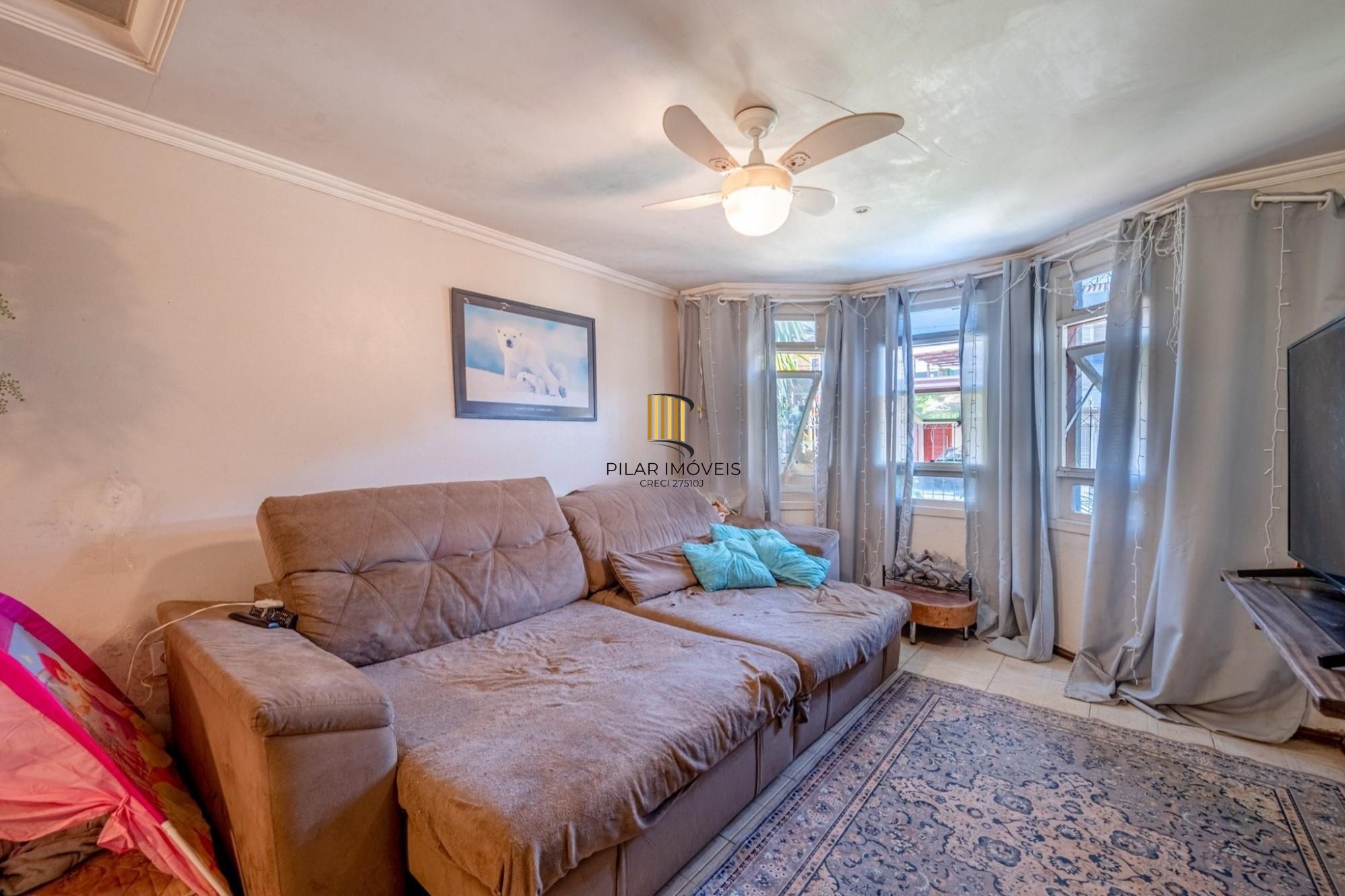 Casa com 2 quartos, 1 suíte, 2 vagas na Hípica.