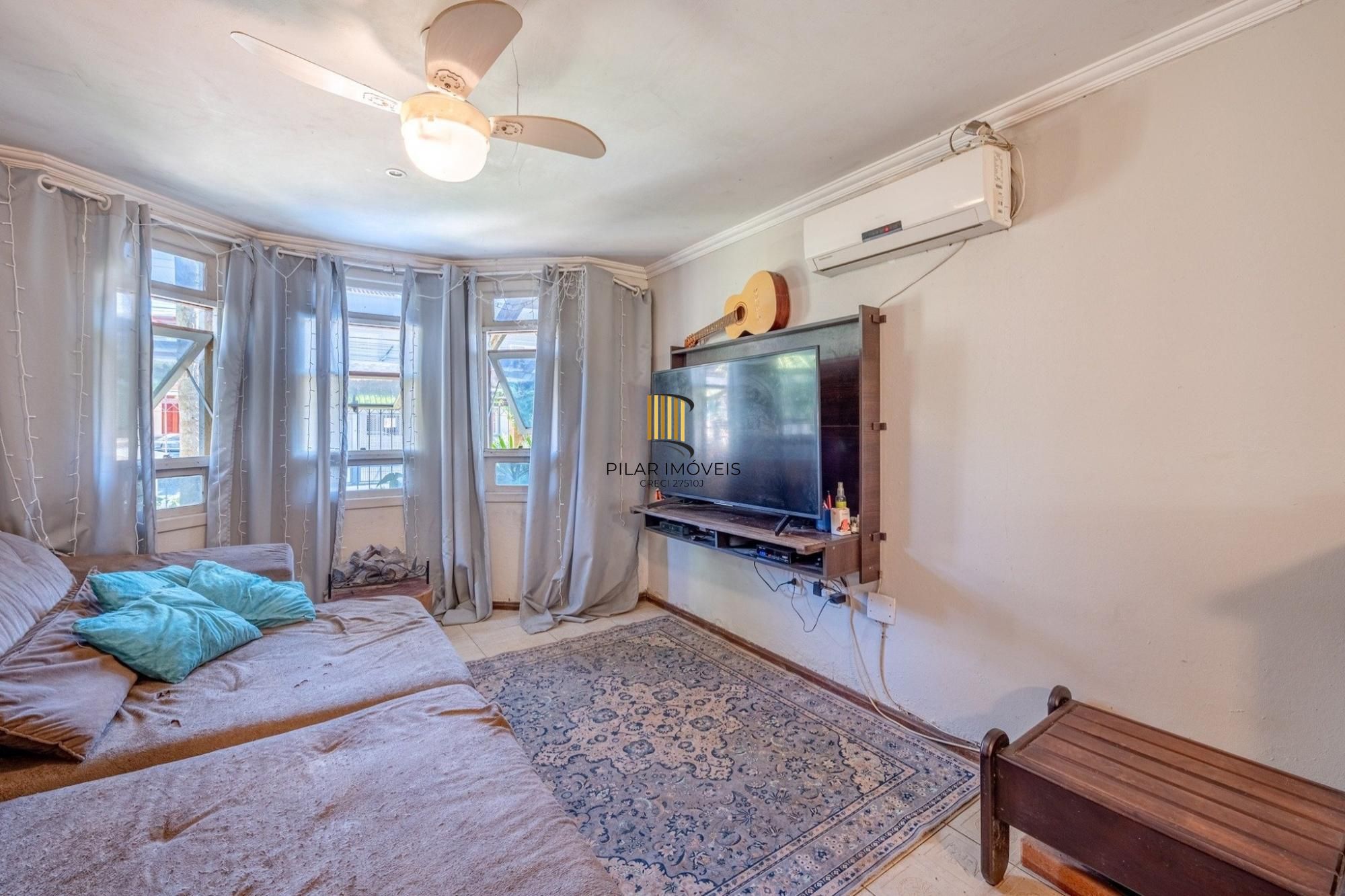 Casa com 2 quartos, 1 suíte, 2 vagas na Hípica.