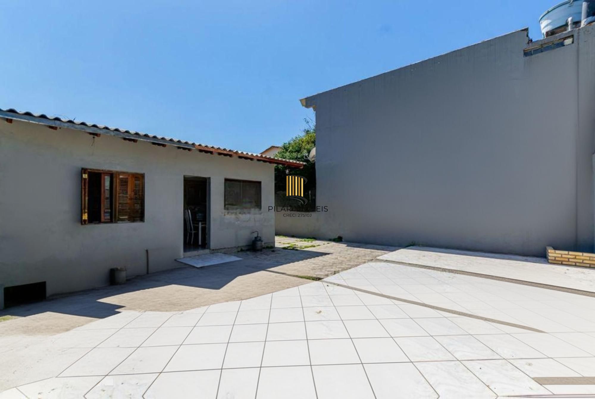 Casa com 3 quartos, 4 vagas e amplo pátio no Bairro Sarandí