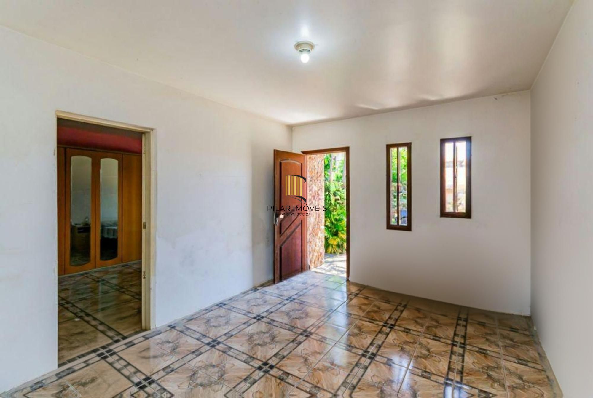 Casa com 3 quartos, 4 vagas e amplo pátio no Bairro Sarandí