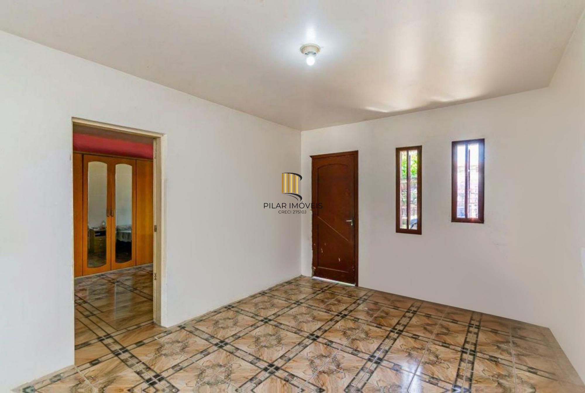 Casa com 3 quartos, 4 vagas e amplo pátio no Bairro Sarandí