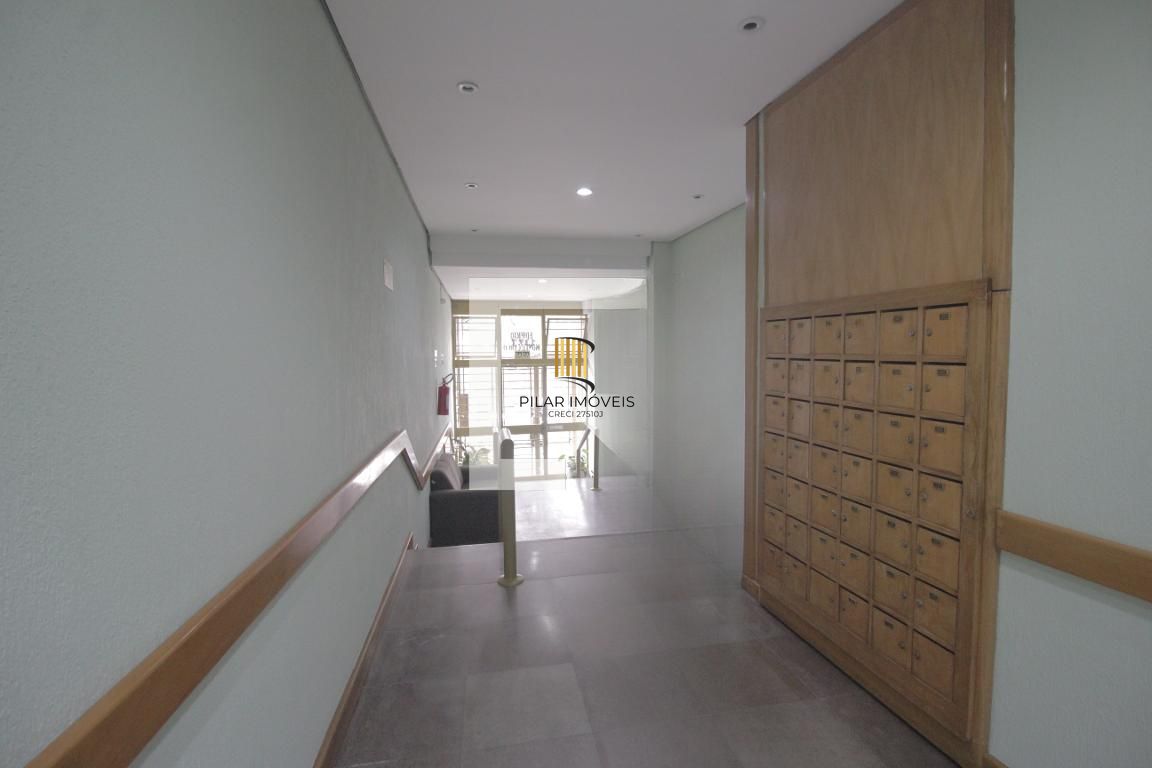 Apartamento 2 dormitórios com dependência 70m2 Moinhos de Vento Av. Cristóvão