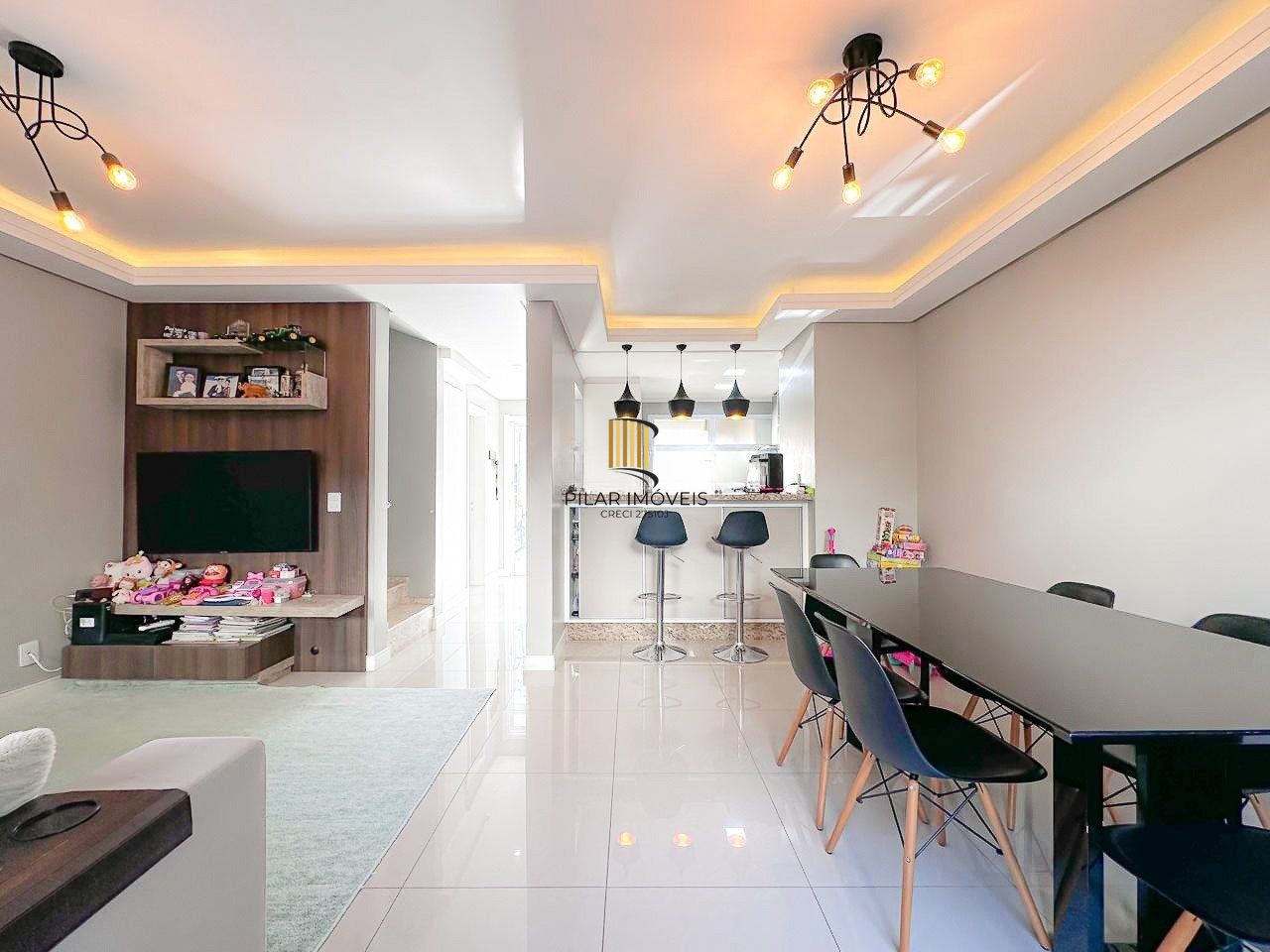 Casa em condomínio com 3 dormitórios e 3 vagas de garagem em Canoas.