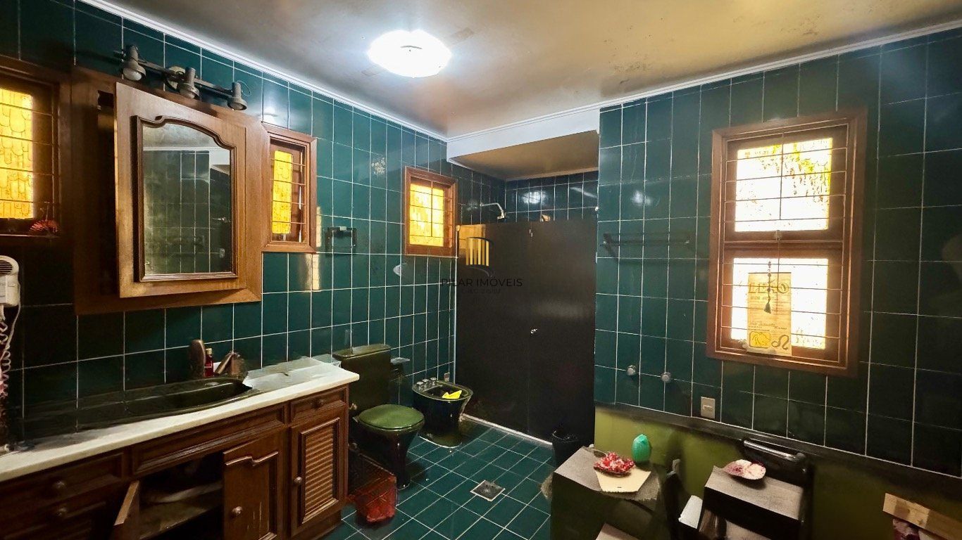 Casa com 350m², 4 quartos, 2 Suítes à venda em Azenha, Porto Alegre.