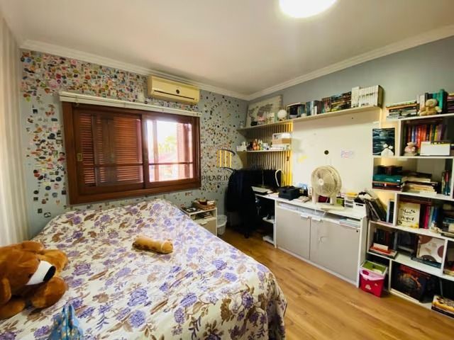 Casa de 3 dormitórios, elevador e 3 vagas de garagem em Canoas.