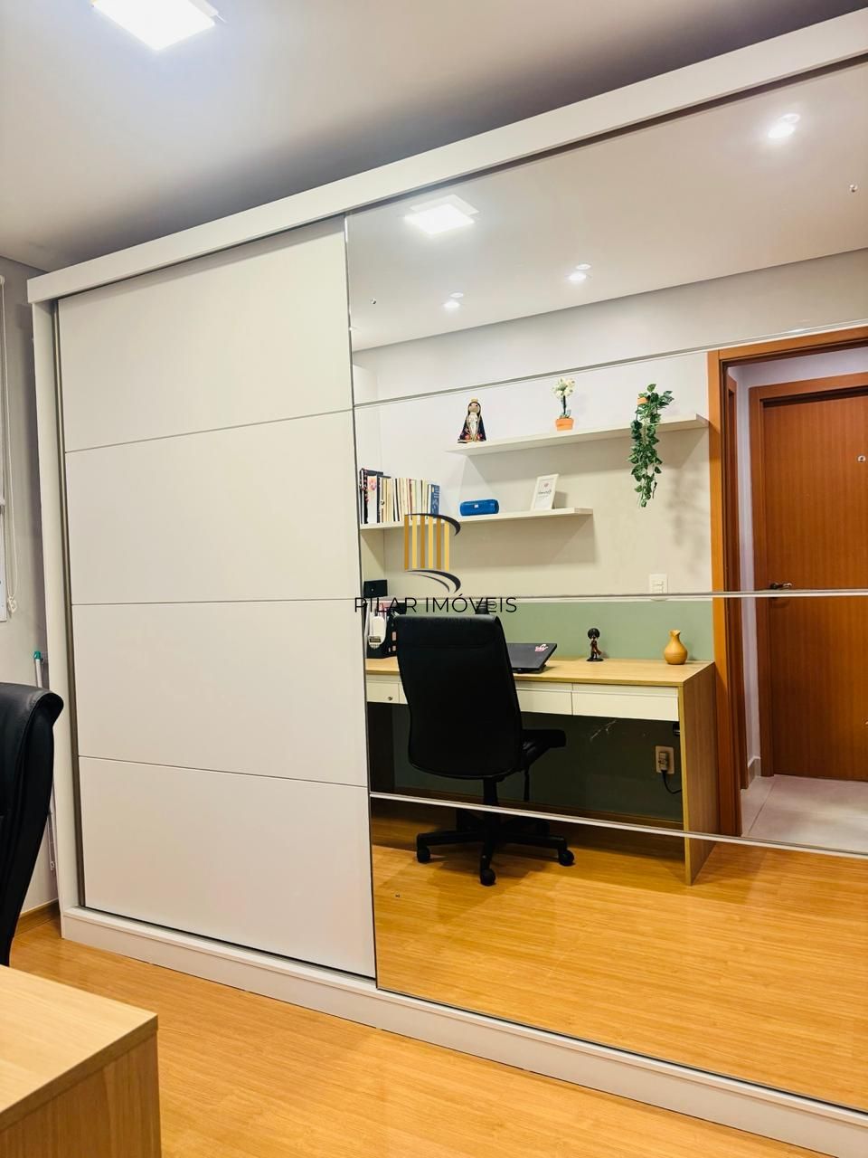 Apartamento de 2 dormitórios com 1 vaga no Bairro Morro Santana.