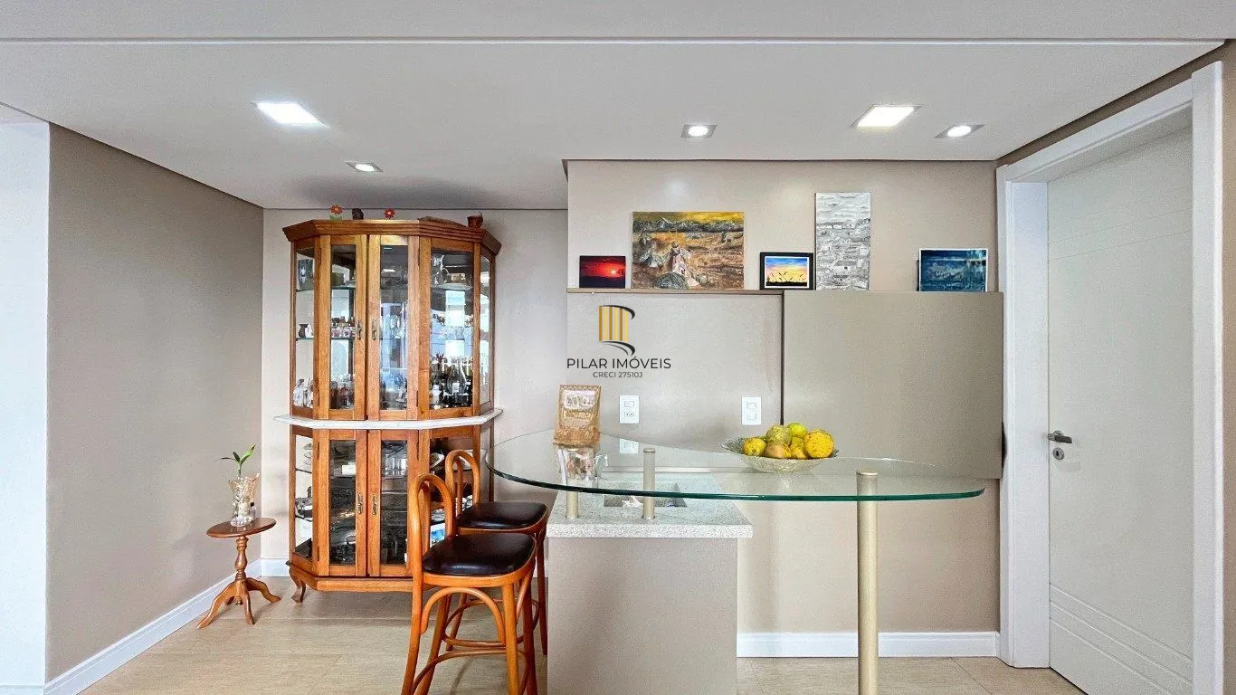Apartamento com 3 quartos, 3 suítes e 128m² à venda em Menino Deus.