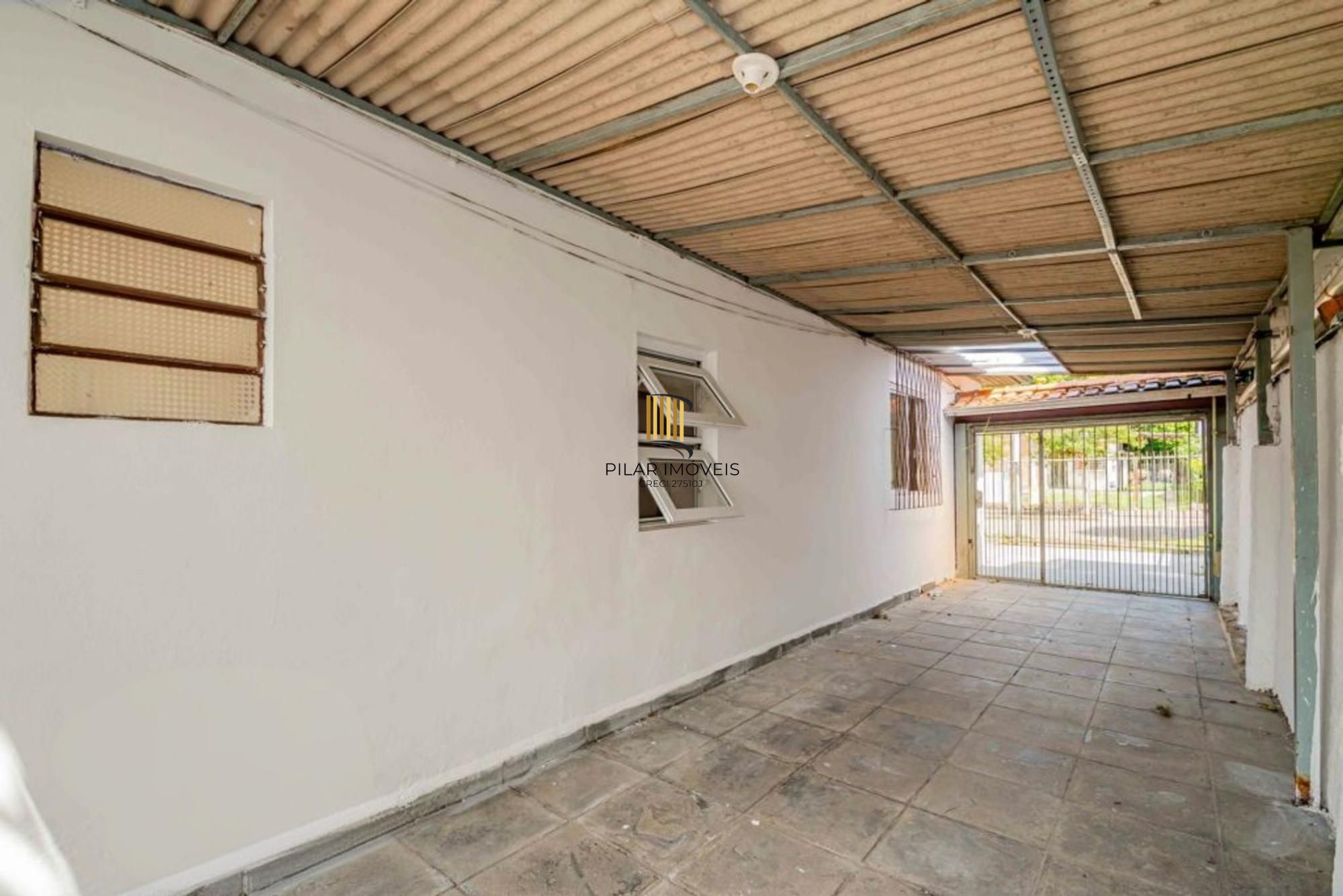 Casa de 2 dormitórios, churrasqueira, pátio, 4 vagas no bairro Ipanema