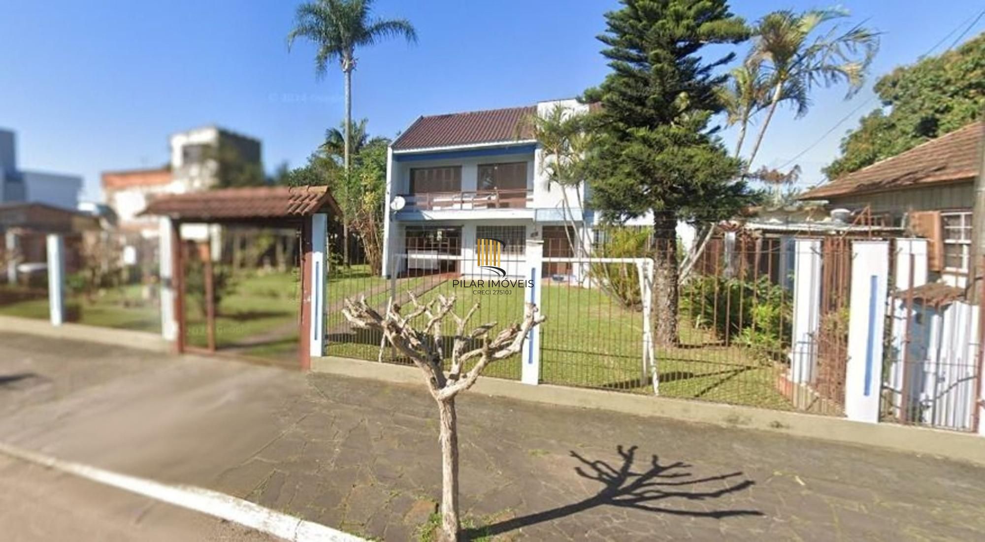 Casa com 3 dormitótrios, piscina e 2 vagas de garagem em Canoas.