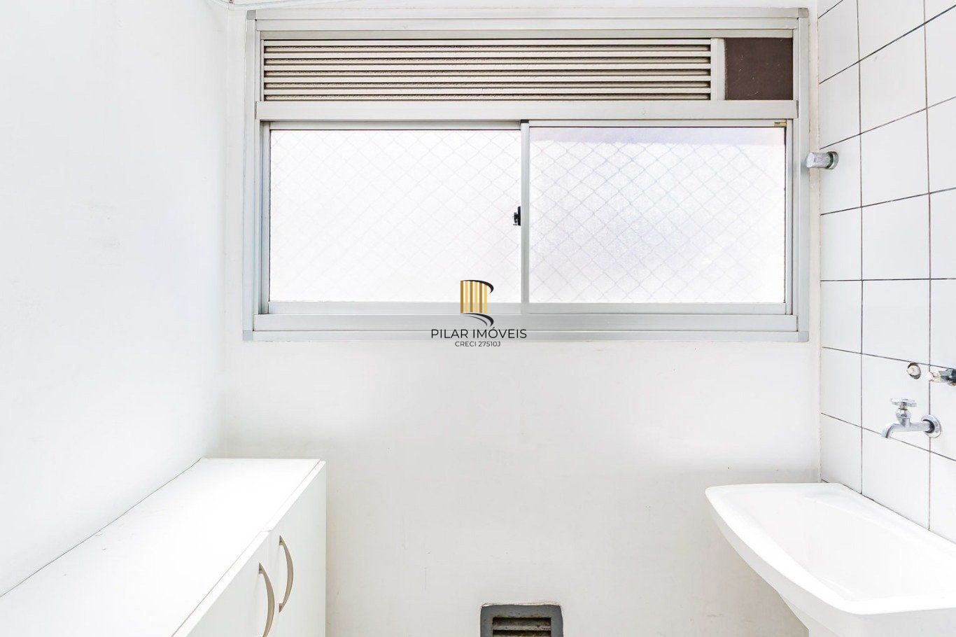 Apartamento de 2 dormitórios, elevador,1vaga de garagem, no Bairro Sarandi POA.