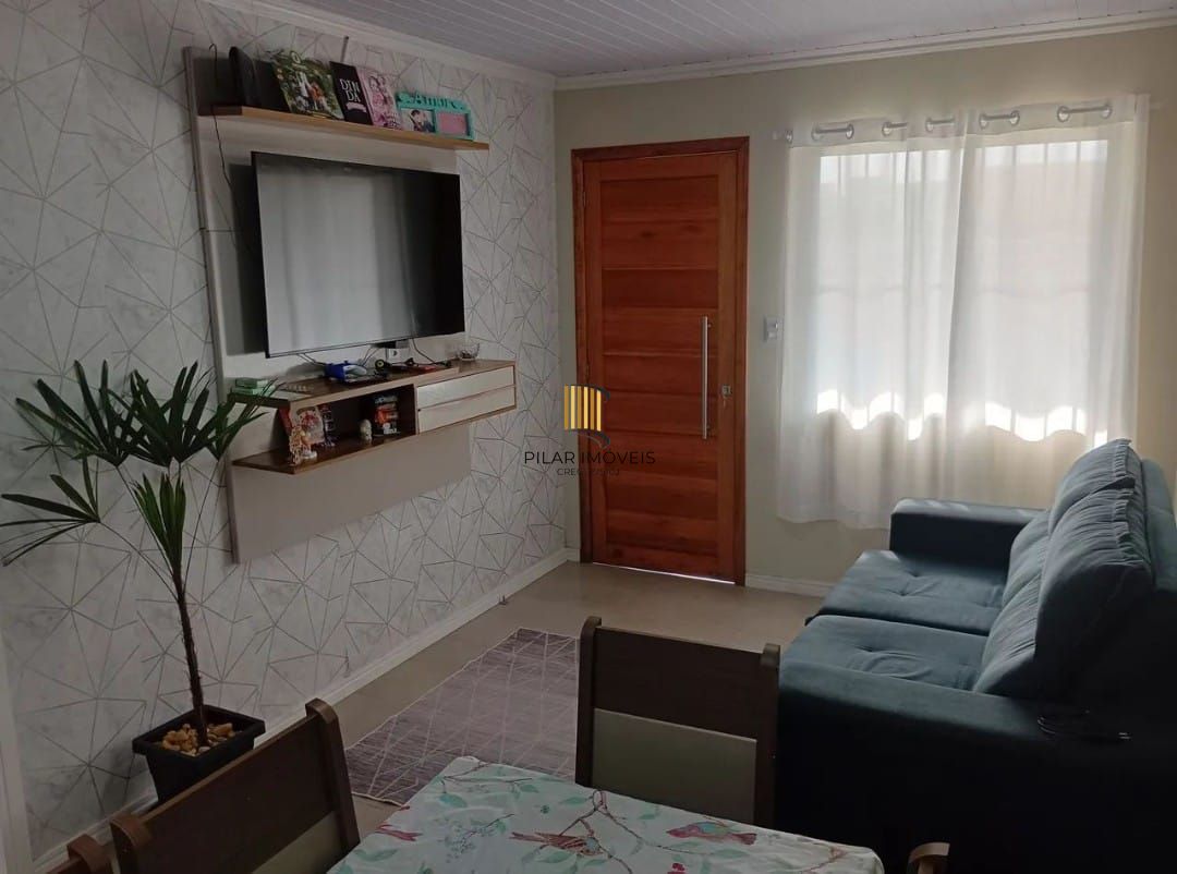 Casa com  2 quartos, vaga de garagem e com pátio Jardim Éden.