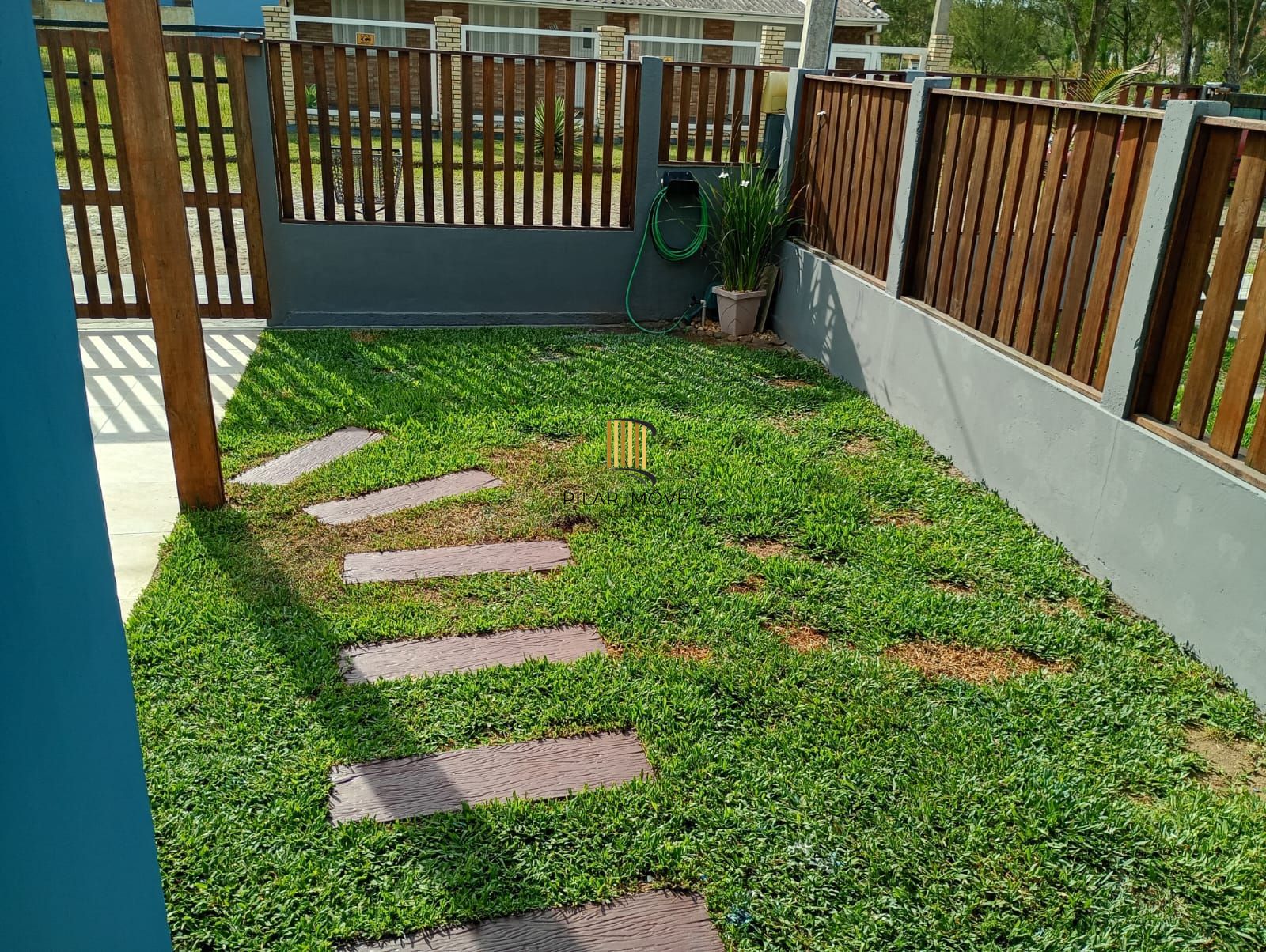 Casa com  2 quartos, vaga de garagem e com pátio Jardim Éden.