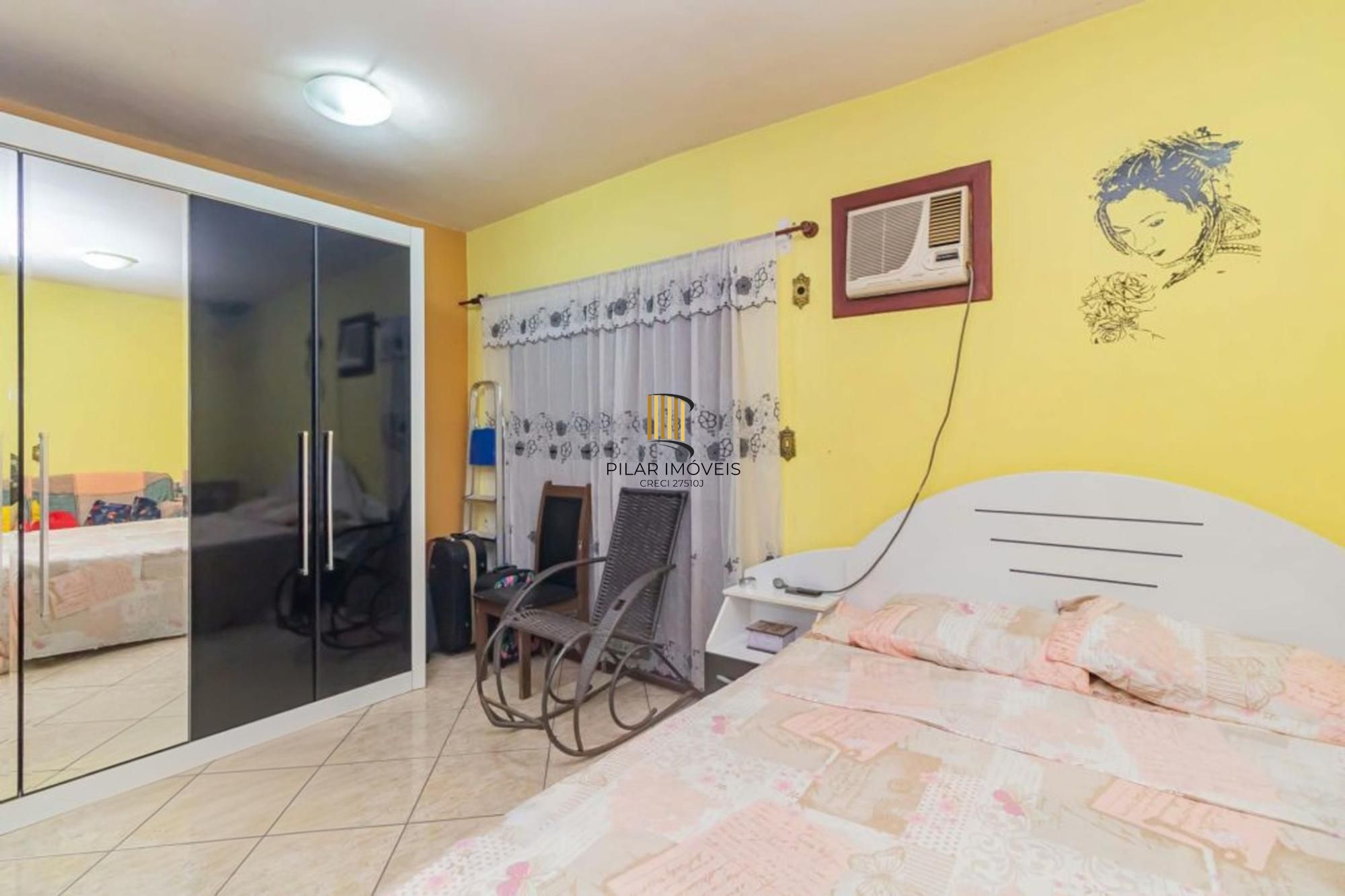 Casa com 4 quartos, 1 suíte , vaga de garagem e churrasqueira à venda em Sarandi.