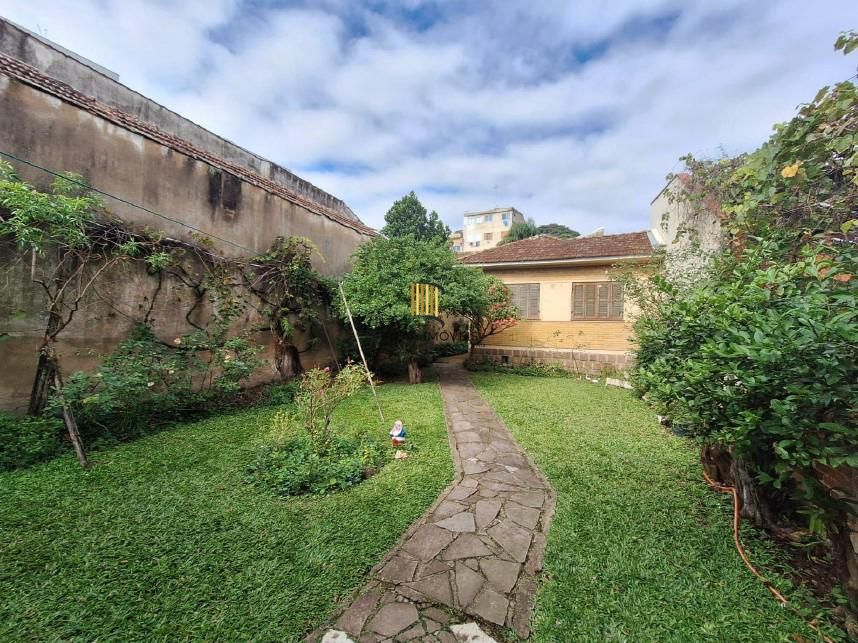 Casa com Terreno de 213m² na Azenha em Porto Alegre
