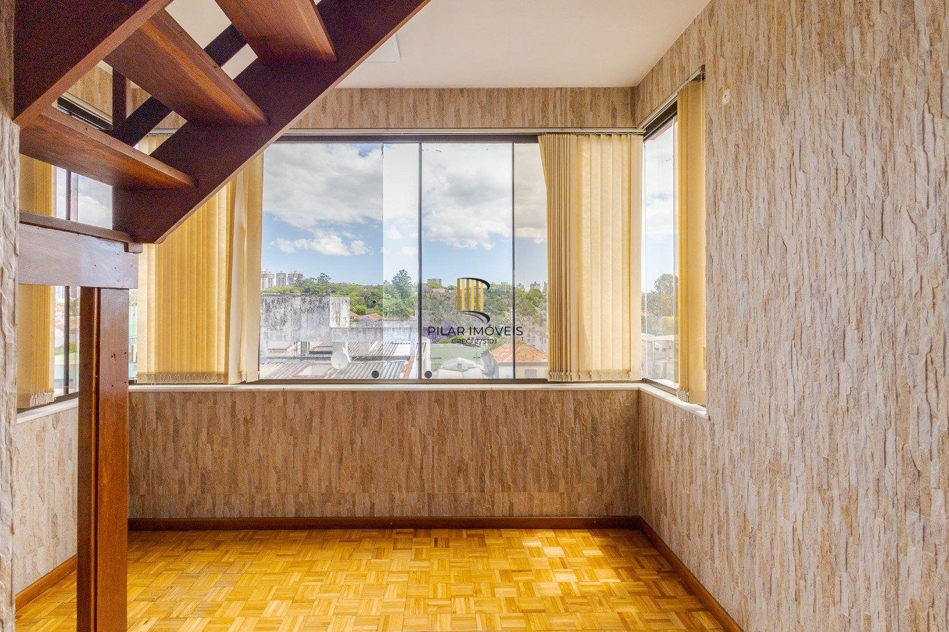 Cobertura com 4 quartos, 1 suíte e 2 vagas no bairro Passo da Areia.