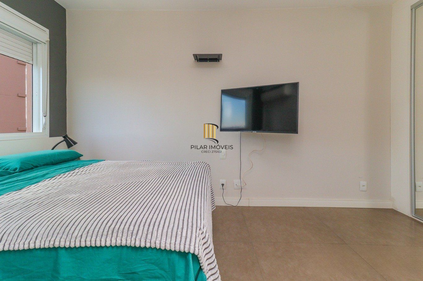 Apartamento de 3 dormitórios e 1 vaga de garagem no bairro Azenha/Porto Alegre.