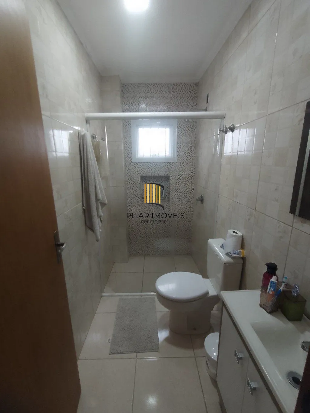 Casa de 5 dormitórios, piscina e 4 vagas de garagem em Canoas.
