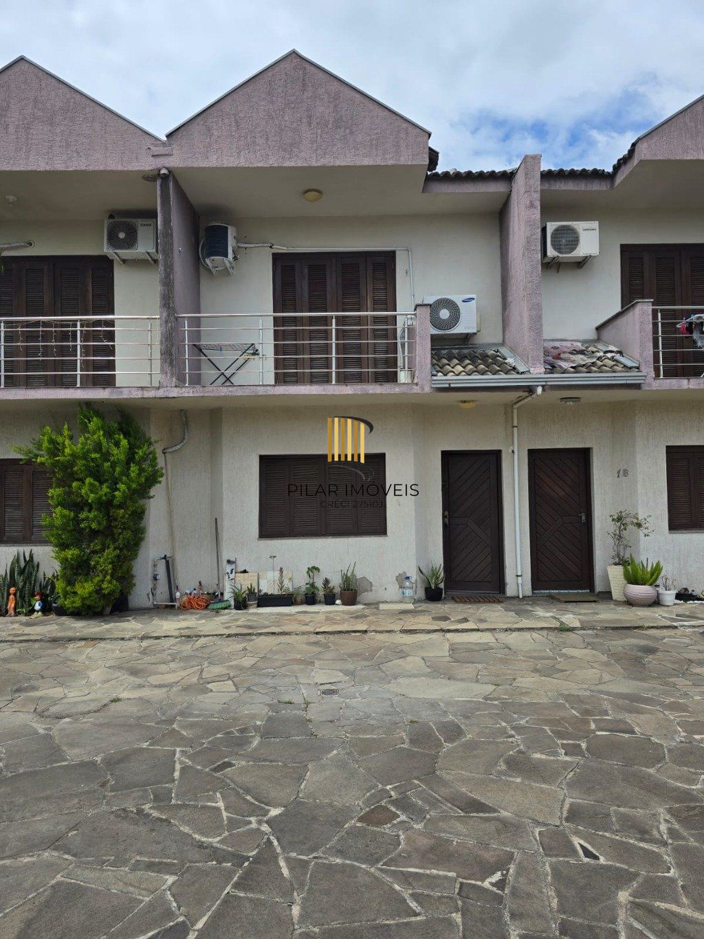 Casa de 3 dormitórios com  uma vaga de garagem no bairro Niterói Canoas.