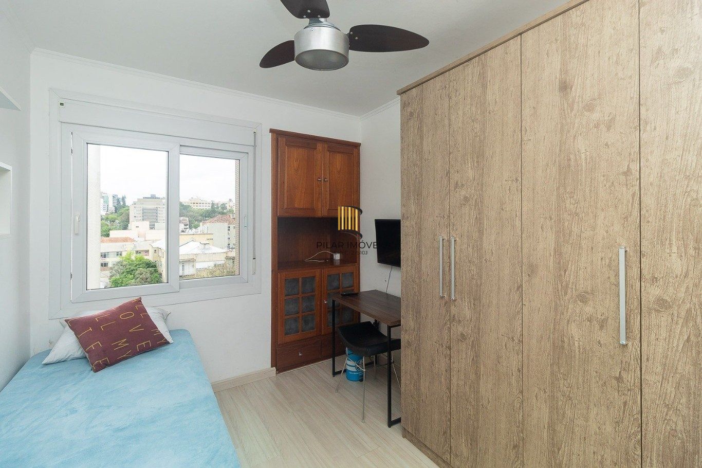 Apartamento mobiliado com 76m², 2 dormitórios e sol da manhã no bairro Floresta