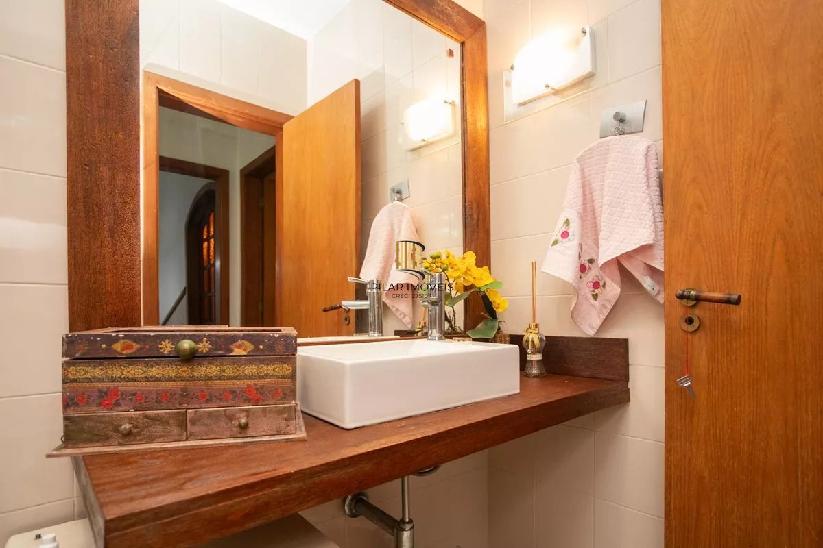 Casa à venda com 280m², 4 quartos e 2 vagas no bairro Auxiliadora