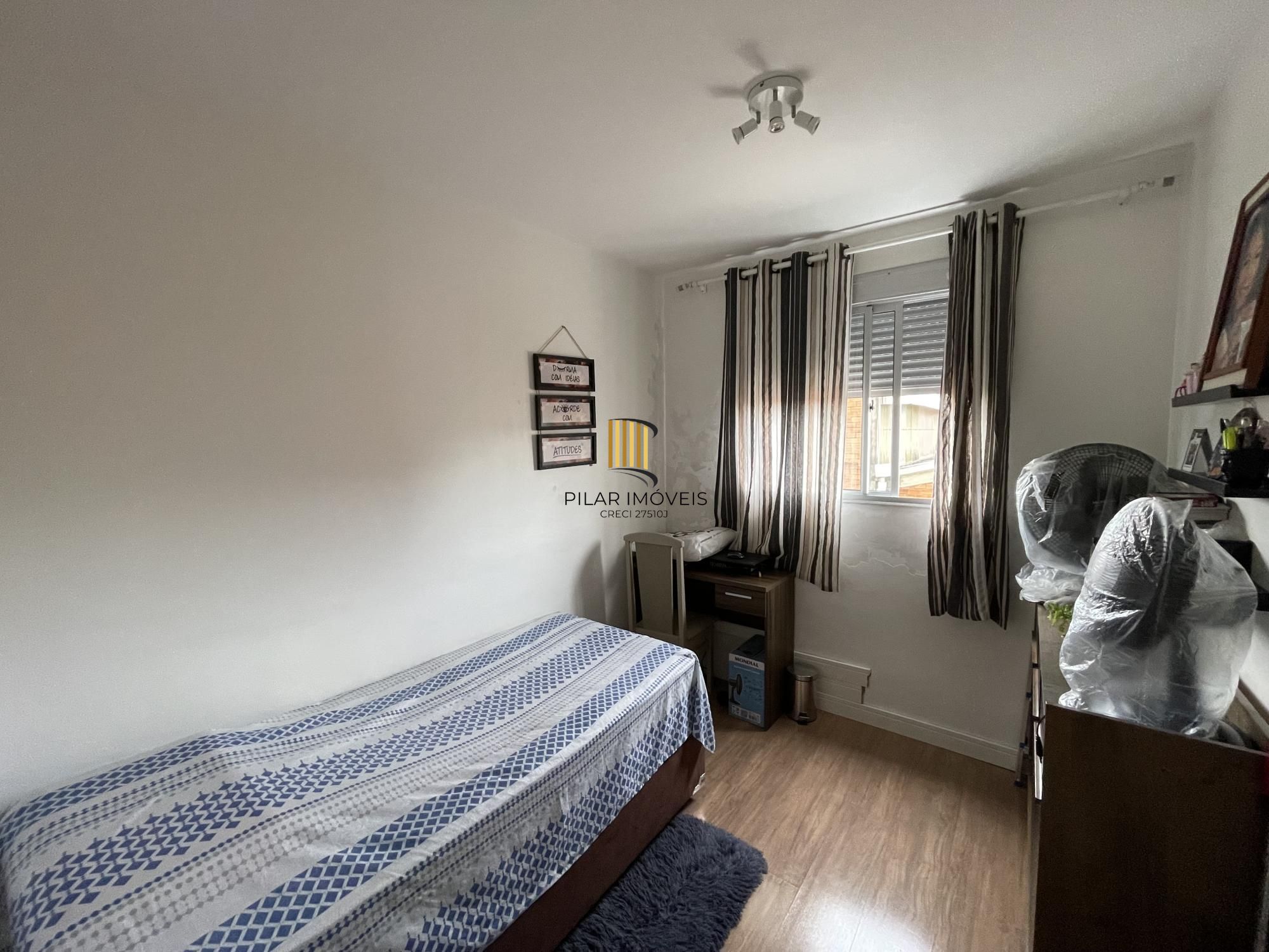 Apartamento mobiliado com 2 dormitórios e 1 vaga de garagem na Rua Sadi Castro.