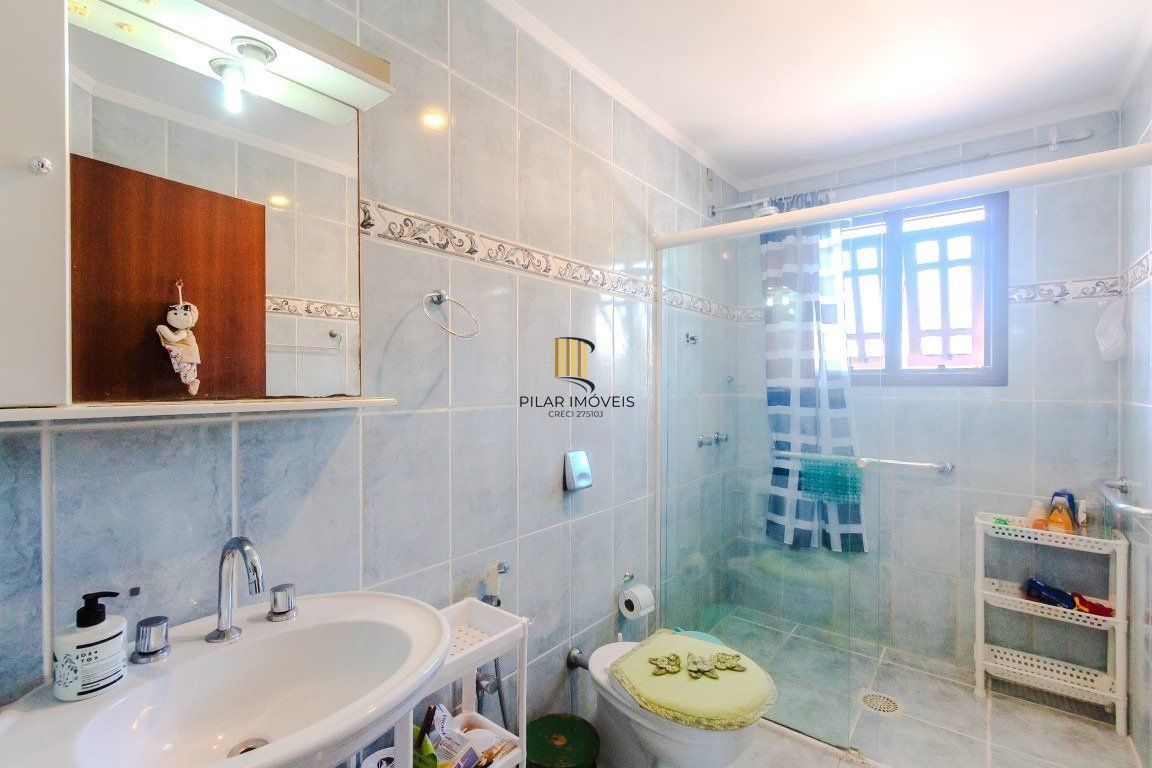 Casa de 4 dormitórios, sendo 1 suíte e 4 vagas de garagem em Canoas.