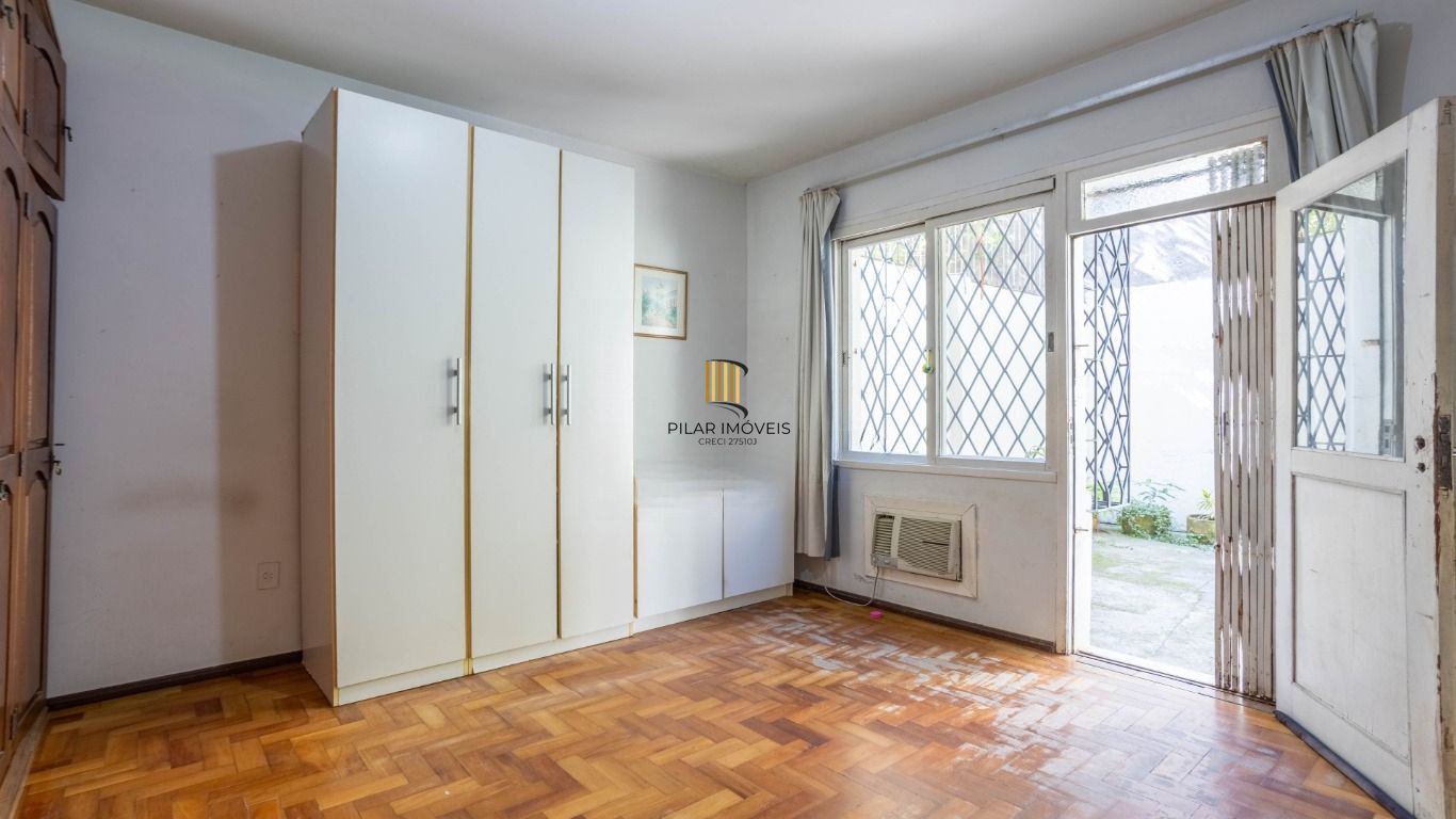 Apartamento térreo com pátio à venda no Bom Fim – 2 dormitórios e dependência